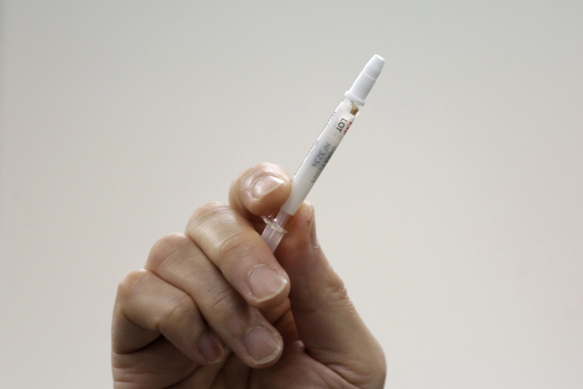 港大專家袁國勇帶領的團隊9月研發出鼻噴式新冠肺炎疫苗。(資料圖片 / 張浩維攝) 港大專家袁國勇帶領的團隊9月研發出鼻噴式新冠肺炎疫苗。(資料圖片 / 張浩維攝)