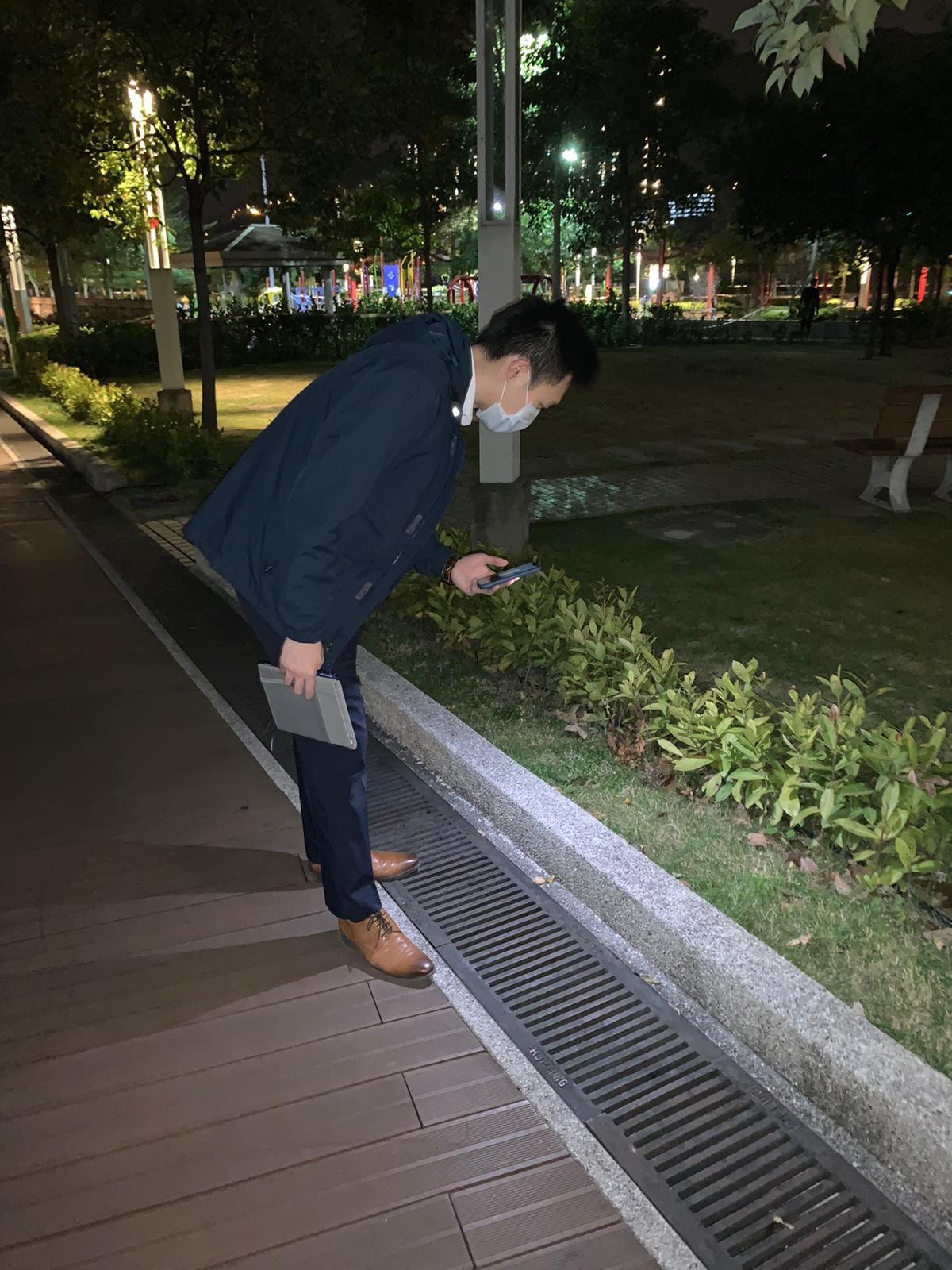 警方今日派員在青衣一帶搜尋證據。(警方提供圖片) 警方今日派員在青衣一帶搜尋證據。(警方提供圖片)