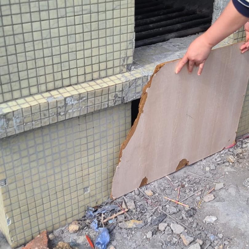 義工發現牠躲在化寶爐底,馬上用木板把牠困住,然後聯絡毛守。(Facebook圖片:毛孩守護者) 義工發現牠躲在化寶爐底,馬上用木板把牠困住,然後聯絡毛守。(Facebook圖片:毛孩守護者)