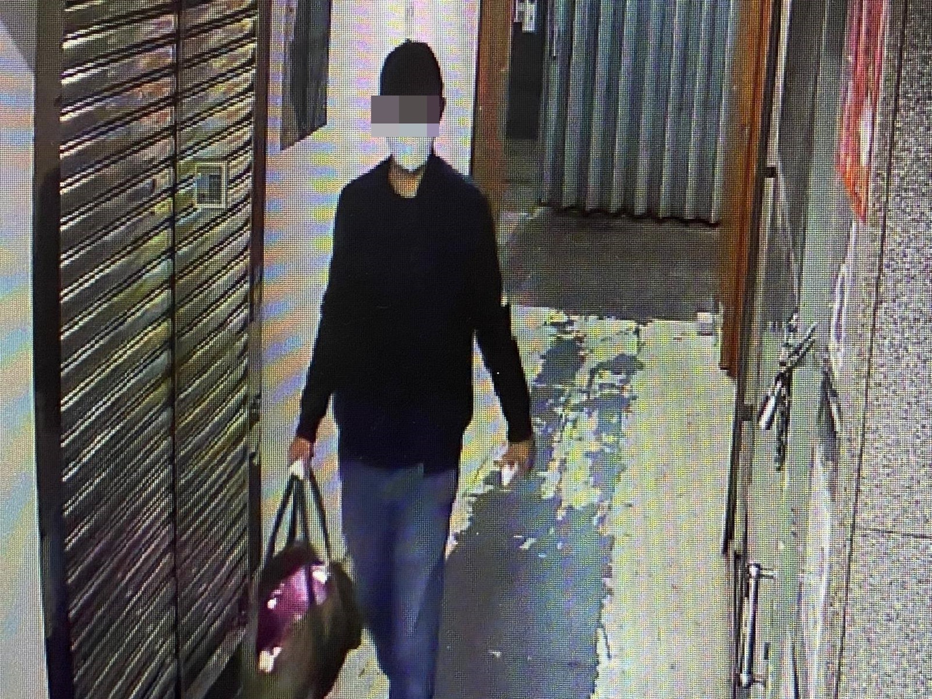 兔協門外的閉路電視拍到了棄兔人士的面容。(「兔協 HKRS - 香港兔友協會 Hong Kong Rabbit Society」Facebook圖片) 兔協門外的閉路電視拍到了棄兔人士的面容。(「兔協 HKRS - 香港兔友協會 Hong Kong Rabbit Society」Facebook圖片)