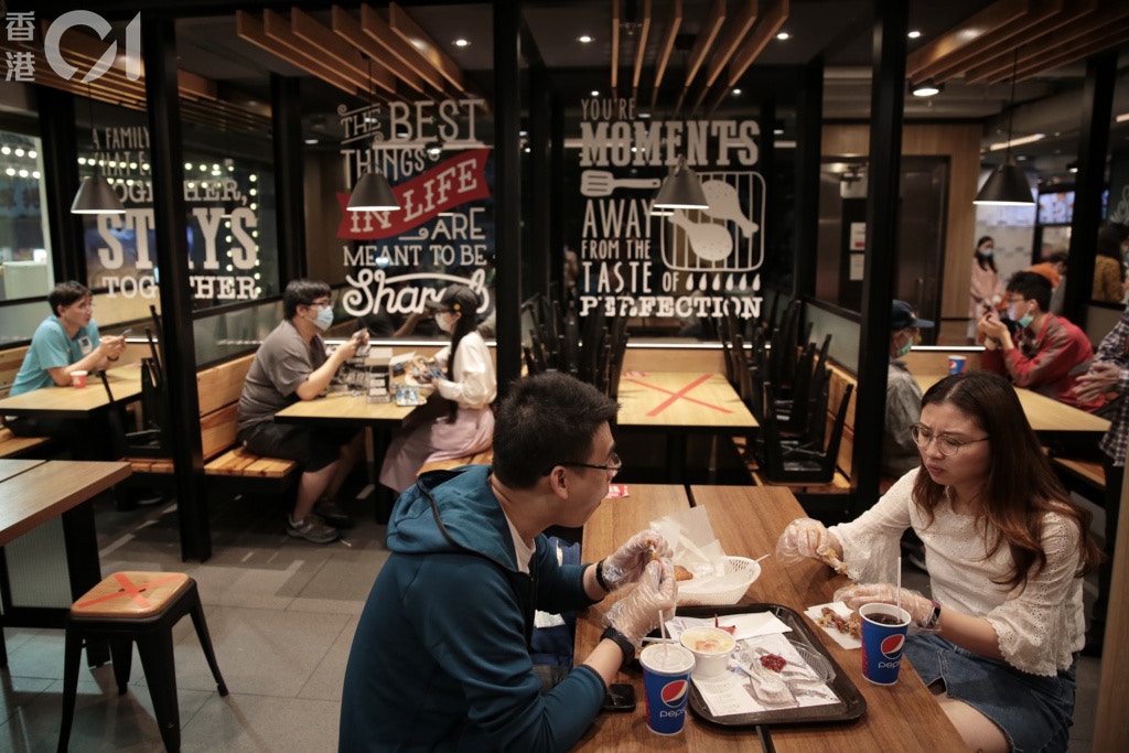 政府早前宣布將「優化」現有補充勞工計劃，放寬計劃下26個職位一般不得輸入外勞的規定兩年，這些職位包括侍應生、收銀員、售貨員等。（資料圖片／李澤彤攝）