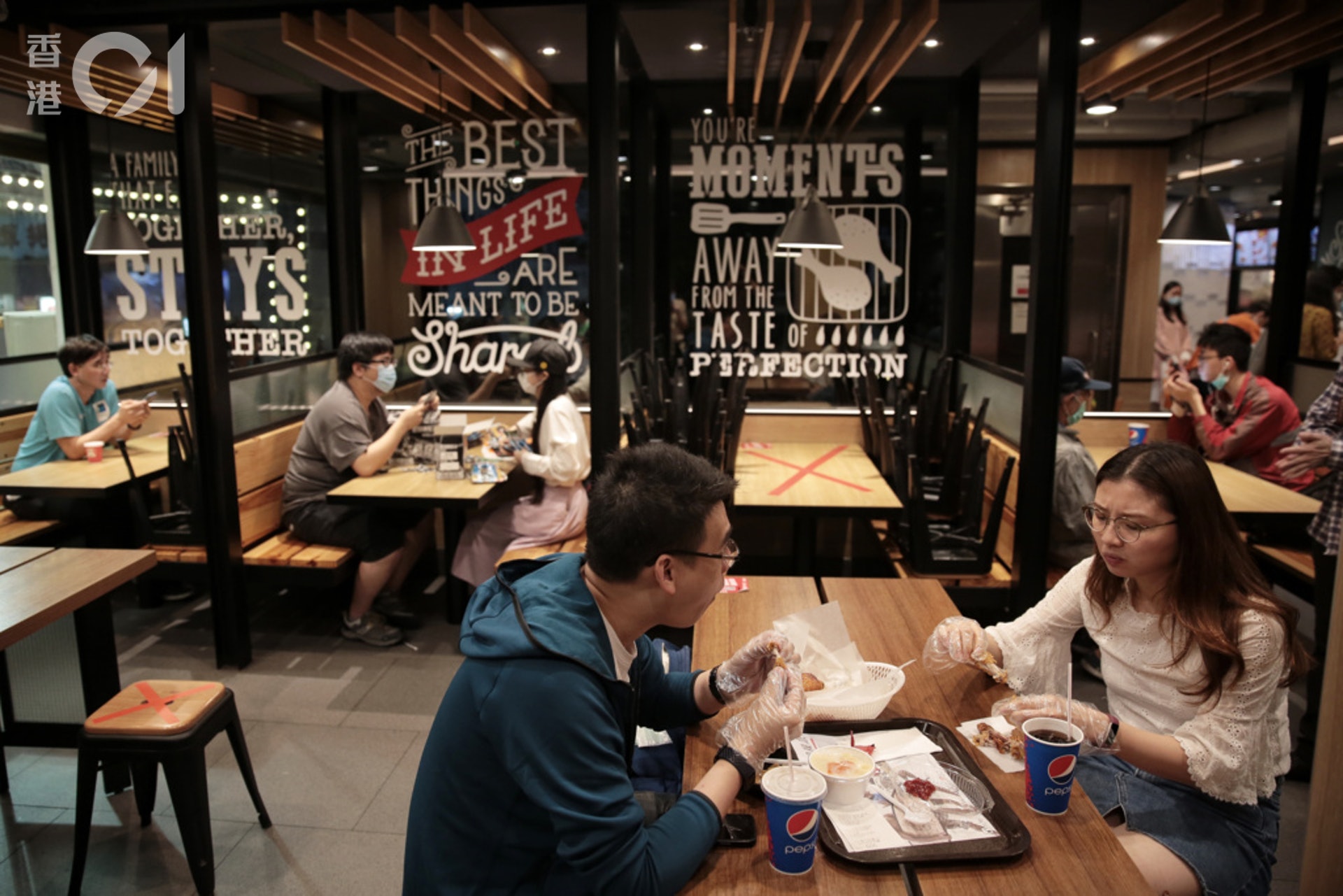 政府早前宣布將「優化」現有補充勞工計劃,放寬計劃下26個職位一般不得輸入外勞的規定兩年,這些職位包括侍應生、收銀員、售貨員等。(資料圖片/李澤彤攝) 政府早前宣布將「優化」現有補充勞工計劃,放寬計劃下26個職位一般不得輸入外勞的規定兩年,這些職位包括侍應生、收銀員、售貨員等。(資料圖片/李澤彤攝)