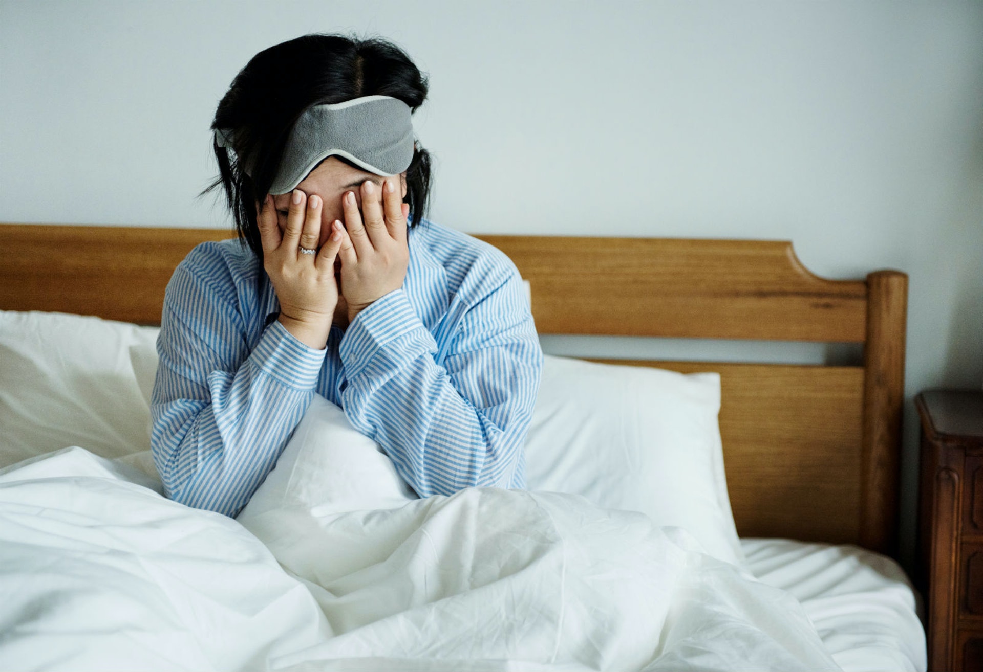 依賴CBD精油或者藥物無法完全解決失眠問題。（圖片：Shutterstock）
