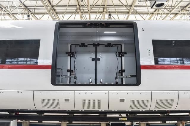 高速貨運動車組唐山下線全球首列實現時速350公里高鐵貨物快運