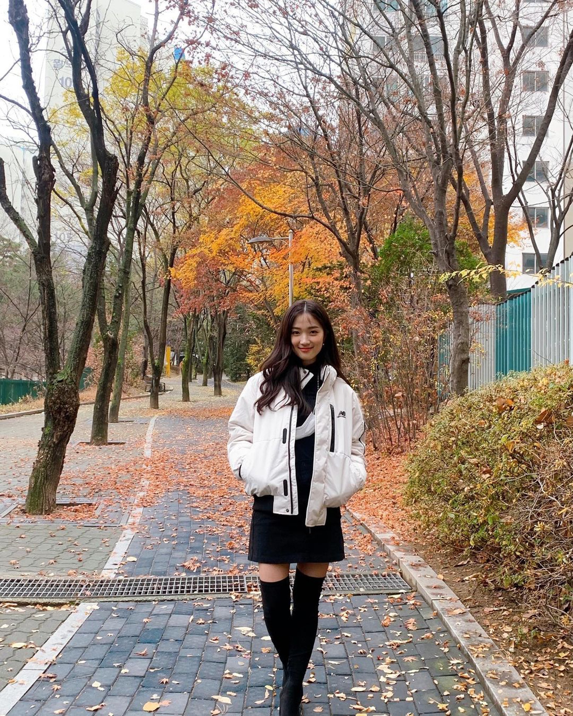 羽絨外套配搭短裙及長靴既優雅又有女人味。(hye_yoon1110@IG)