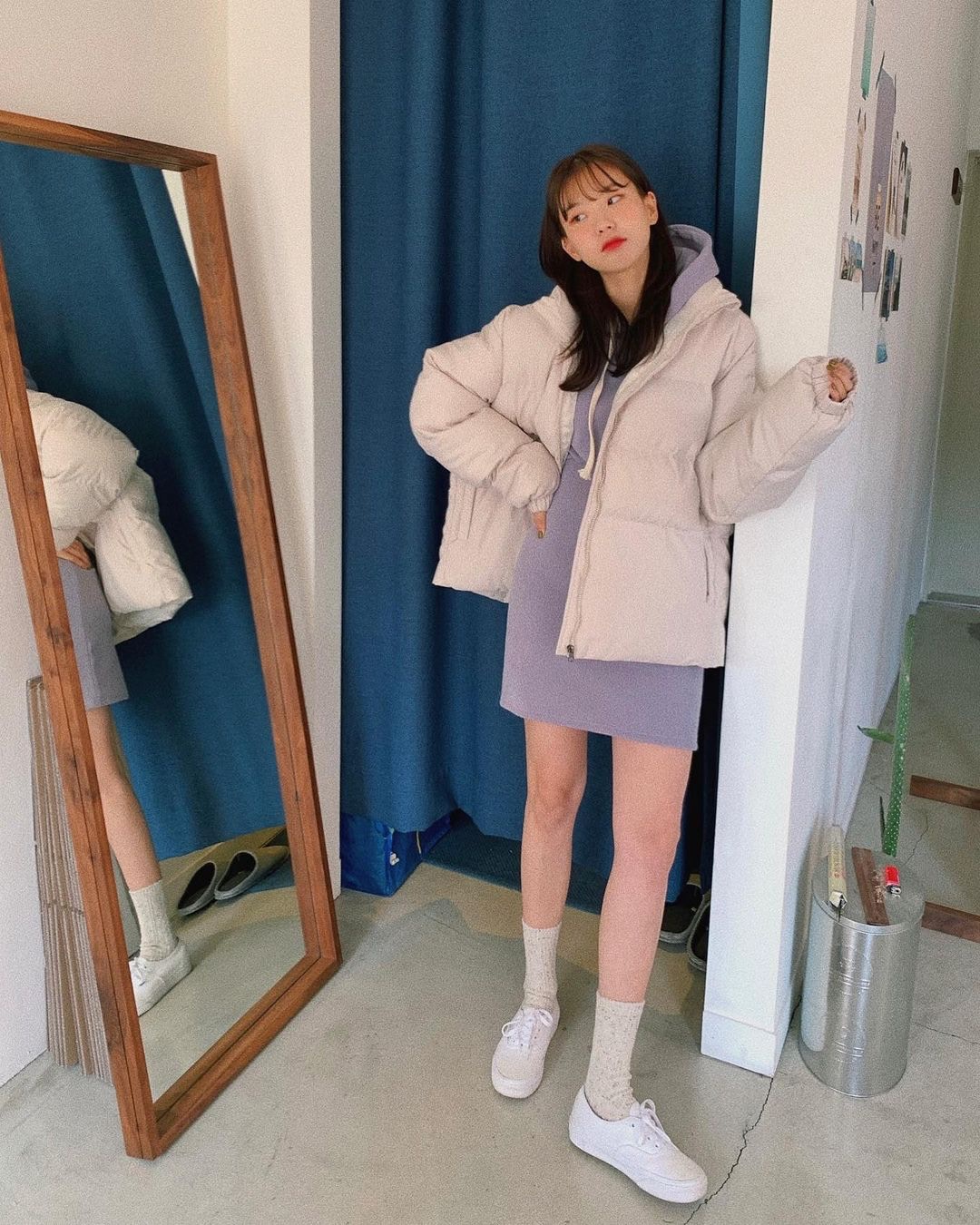 短裙套裝和羽絨外套有種甜美可愛的感覺，配上帆布鞋更顯得年輕，也大大減少了笨重感。(kimehwa@IG)