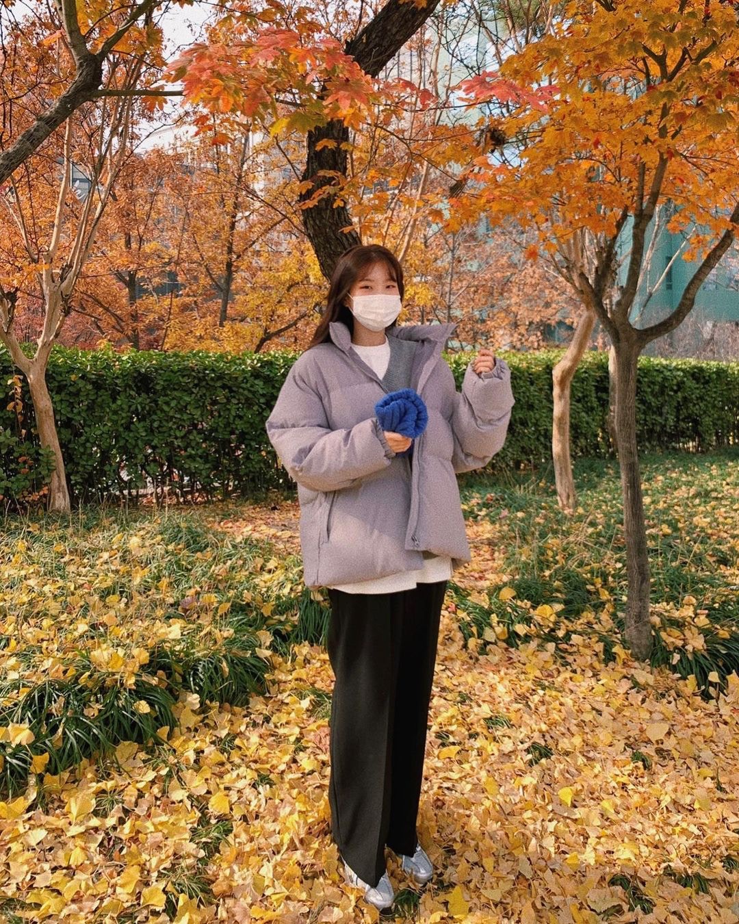 寛褲可以削弱羽絨帶來的笨重感，變得更加輕盈。(_feelings2@IG)