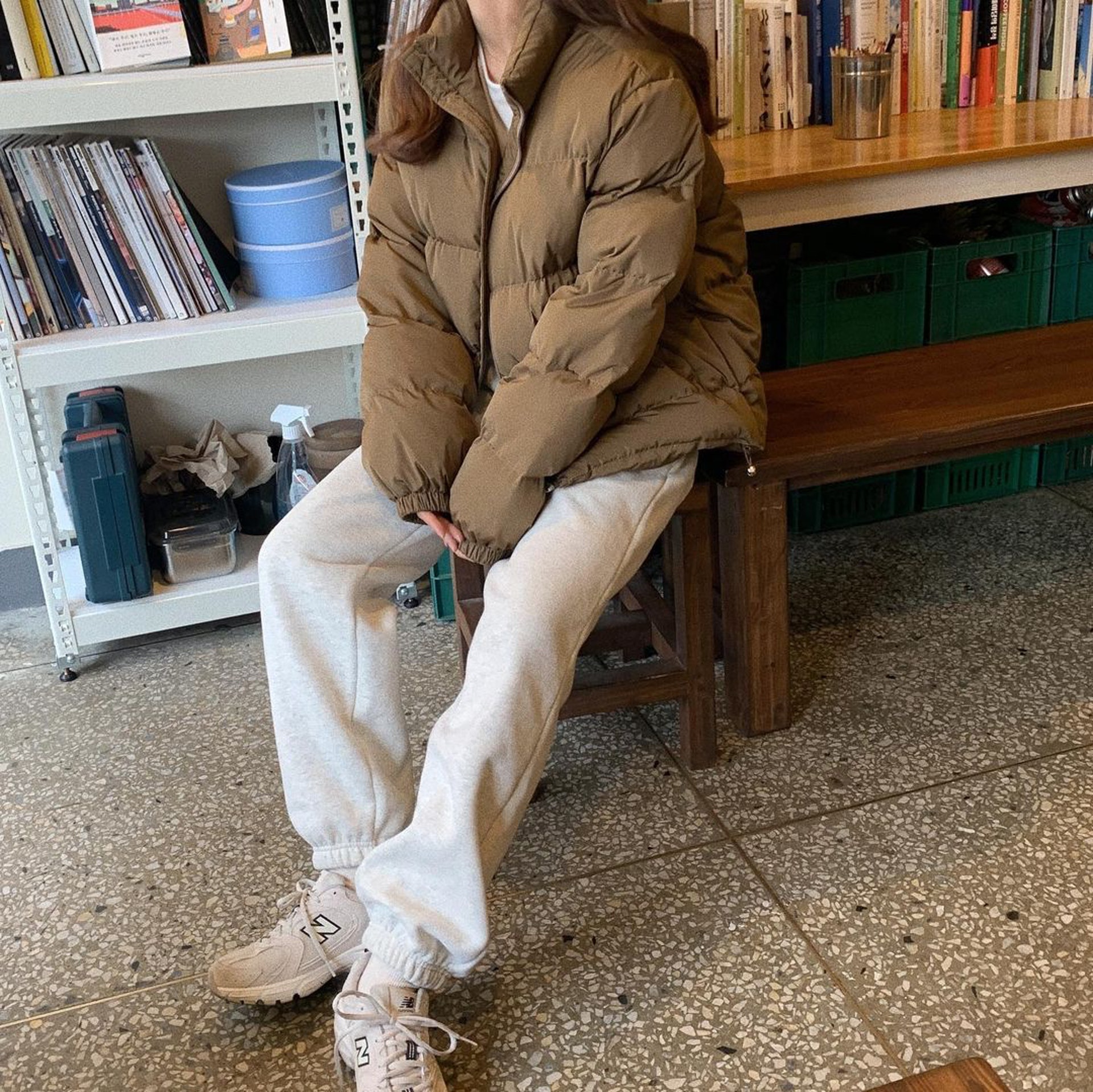 束腳運動褲和波鞋簡直就是絕配,休閒又舒服。(_feelings2@IG)