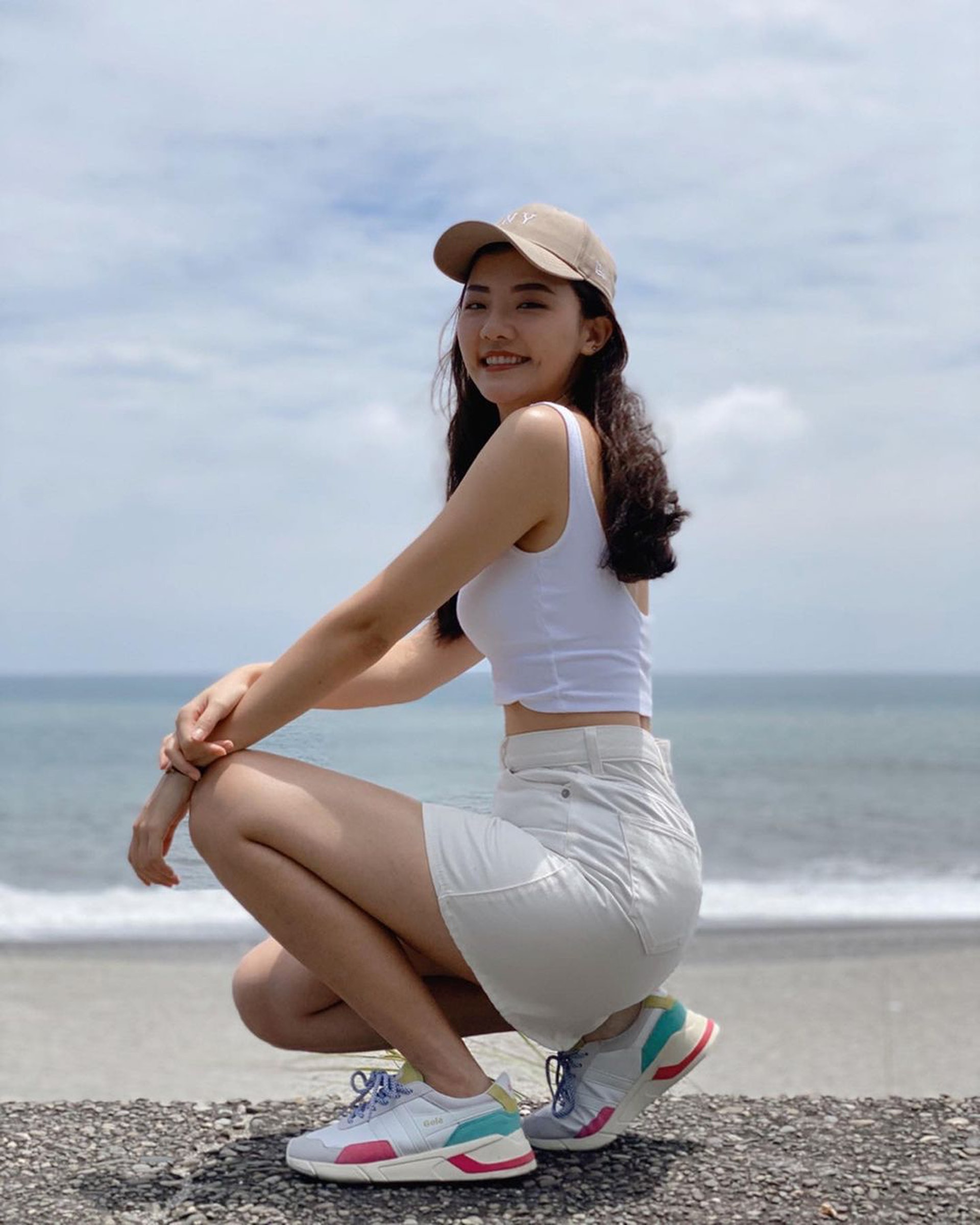 台灣YouTuber 福爾思庭同樣深受梨型身材的困擾,她整合出3大穿搭地雷與改善技巧,教大家靠穿搭將身型「隱惡揚善」。(IG@robertzona) 台灣YouTuber 福爾思庭同樣深受梨型身材的困擾,她整合出3大穿搭地雷與改善技巧,教大家靠穿搭將身型「隱惡揚善」。(IG@robertzona)