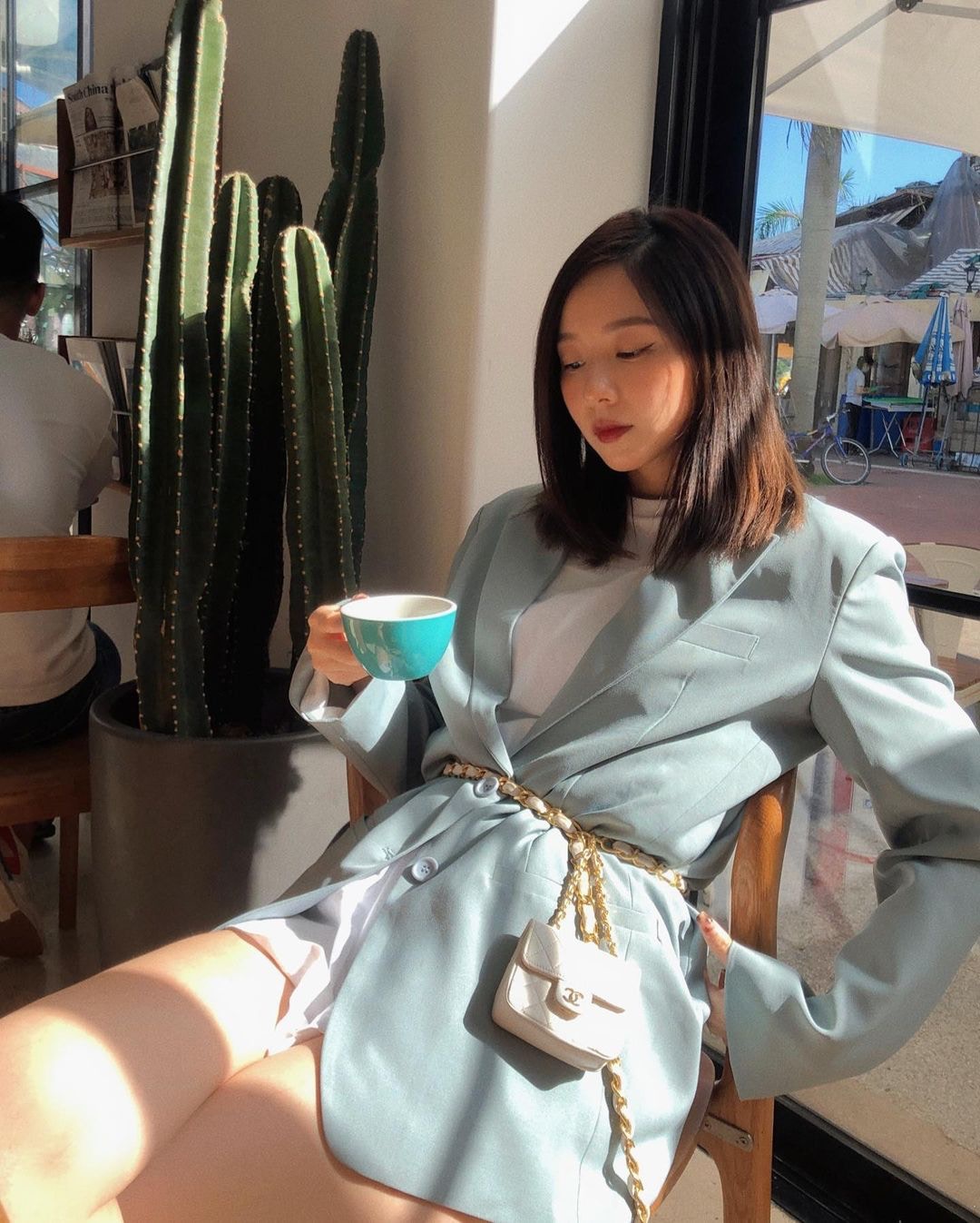 Oversized西裝褸適合肩膀較窄的梨型身材，為單薄的上身增添份量。（IG@heidibibe）