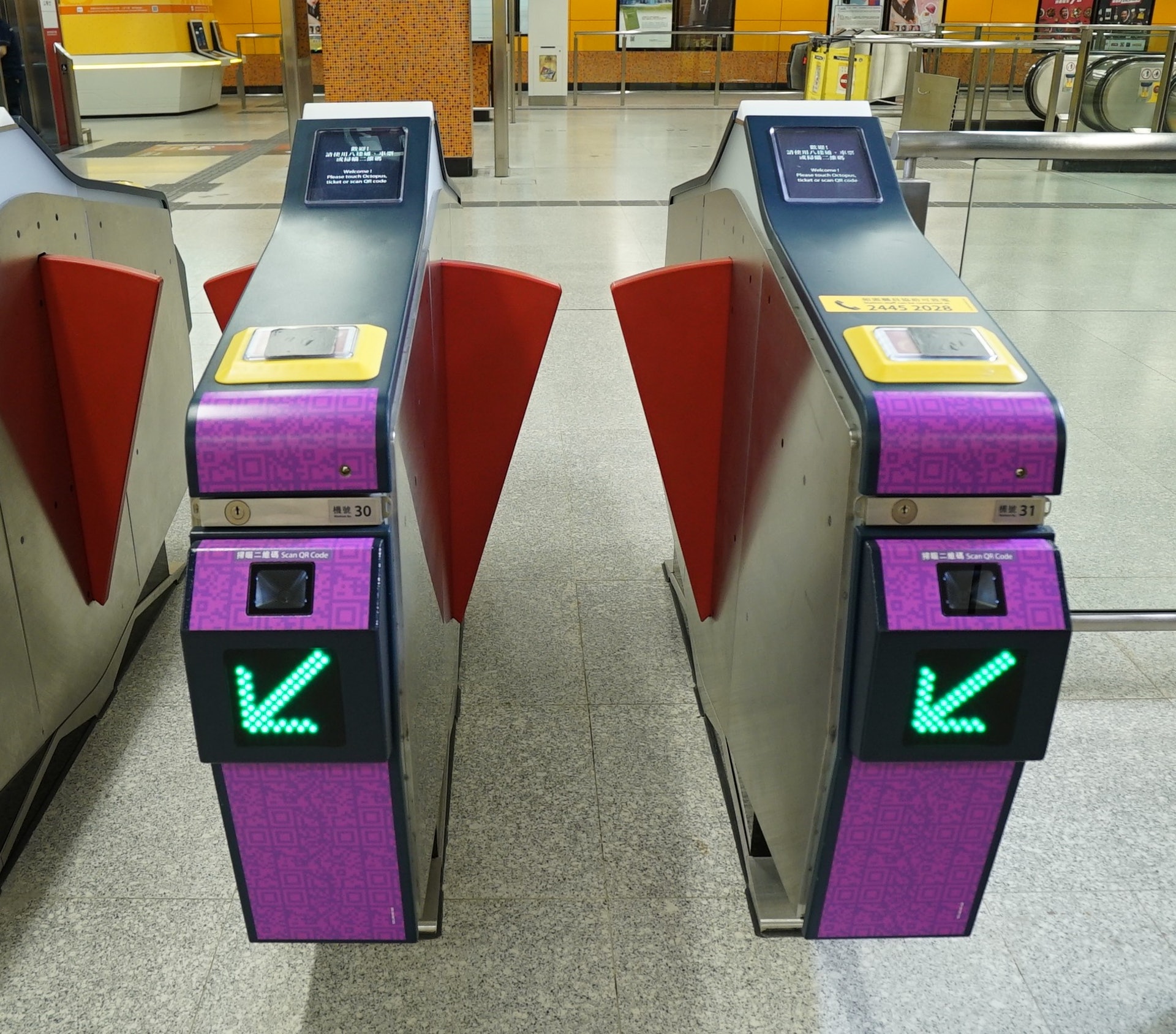 全線港鐵站都會增設「紫色」的QR Code入閘機,方便用家手機一拍即入閘。(MTR) 全線港鐵站都會增設「紫色」的QR Code入閘機,方便用家手機一拍即入閘。(MTR)