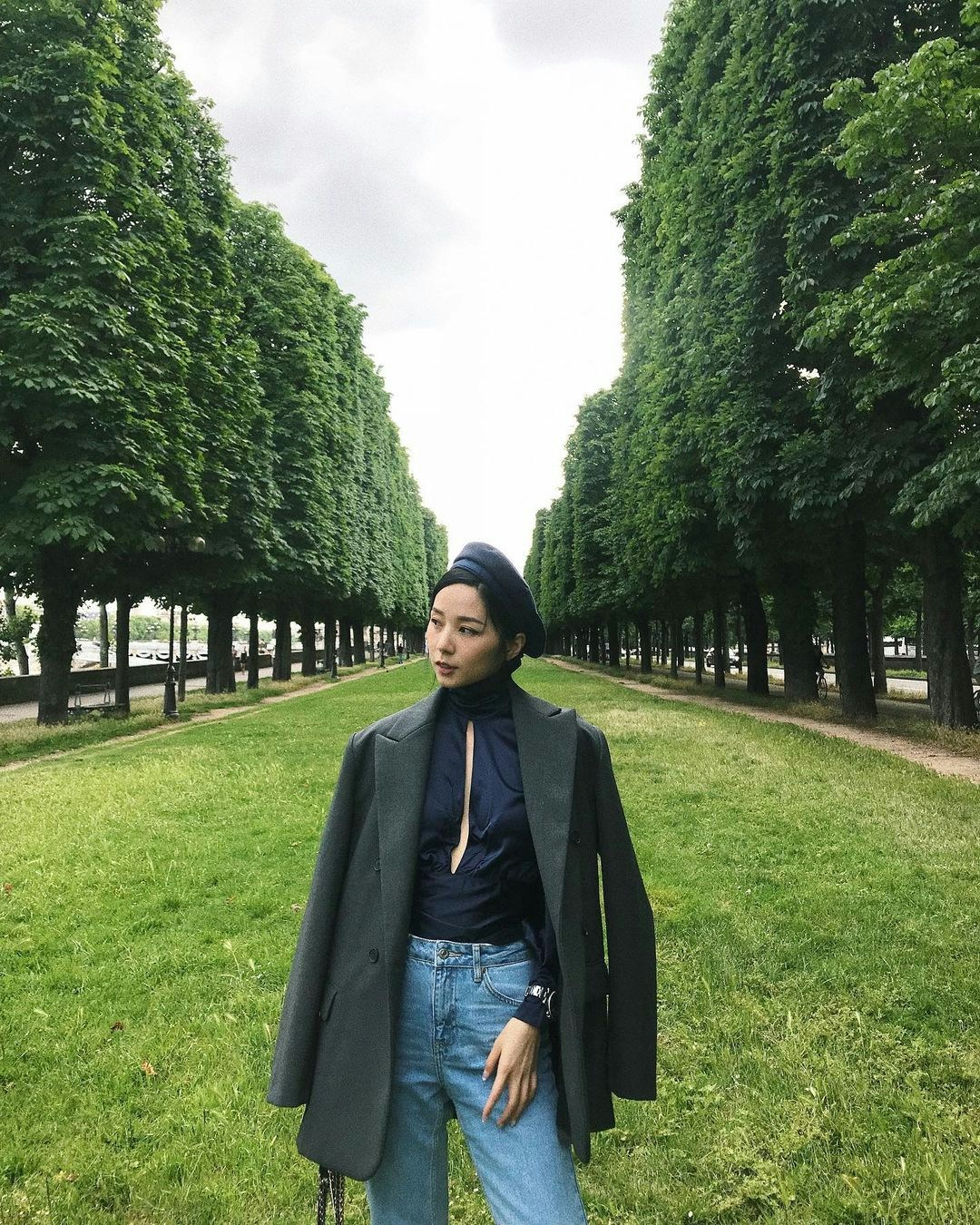 深色西裝褸是增加氣場的好配件。(IG@heidibibe)