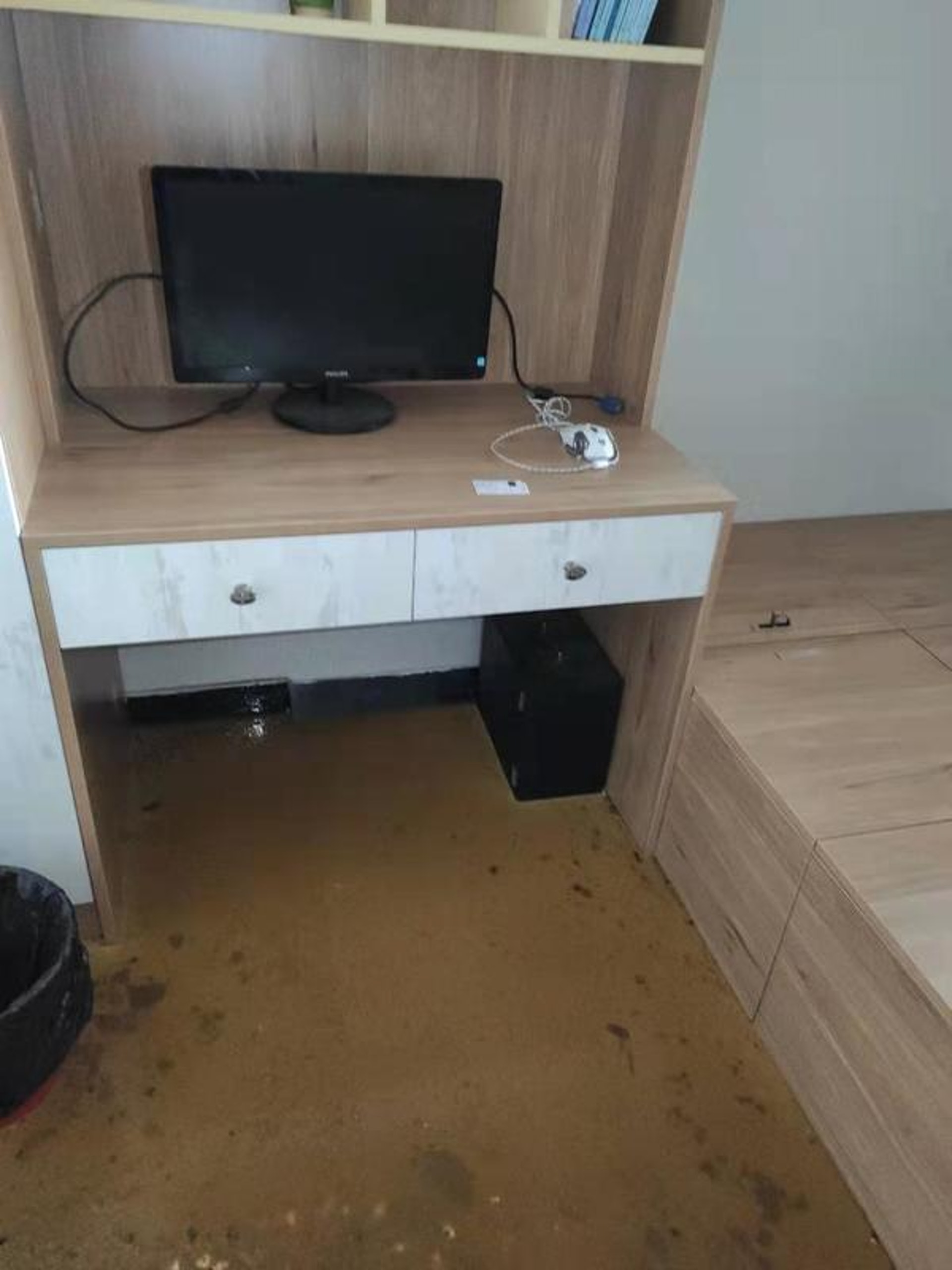 客廳、廚房、臥室全被黃色的污水和穢物浸泡,傳出陣陣臭味。(大河報) 客廳、廚房、臥室全被黃色的污水和穢物浸泡,傳出陣陣臭味。(大河報)