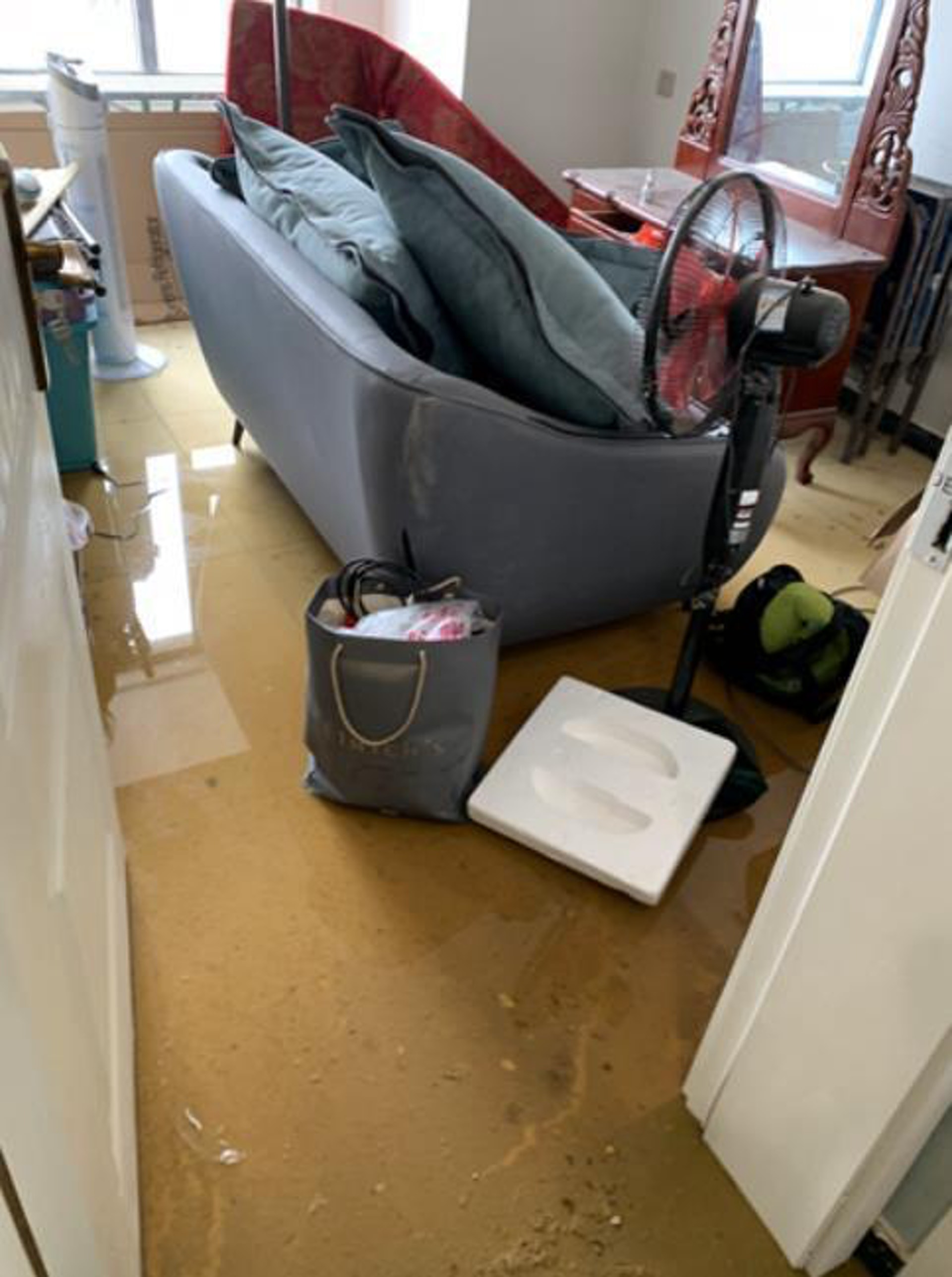客廳被污水和穢物浸泡。(大河報) 客廳被污水和穢物浸泡。(大河報)