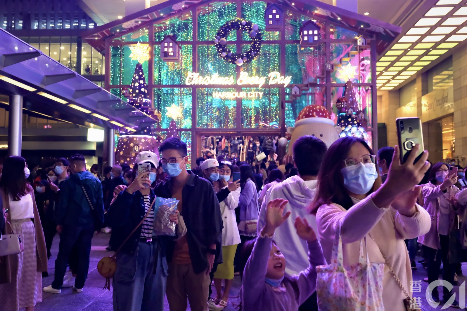 2020年12月24日，疫情下的平安夜，尖沙咀人頭湧湧。（歐嘉樂攝）