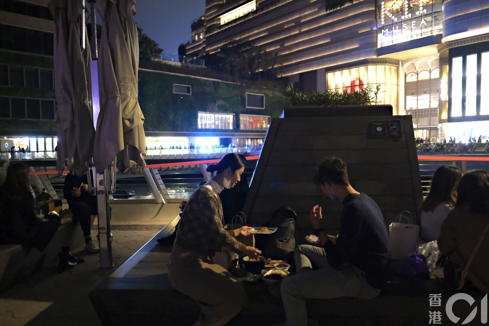 2020年12月24日，疫情下的平安夜，尖沙咀人頭湧湧。（歐嘉樂攝）