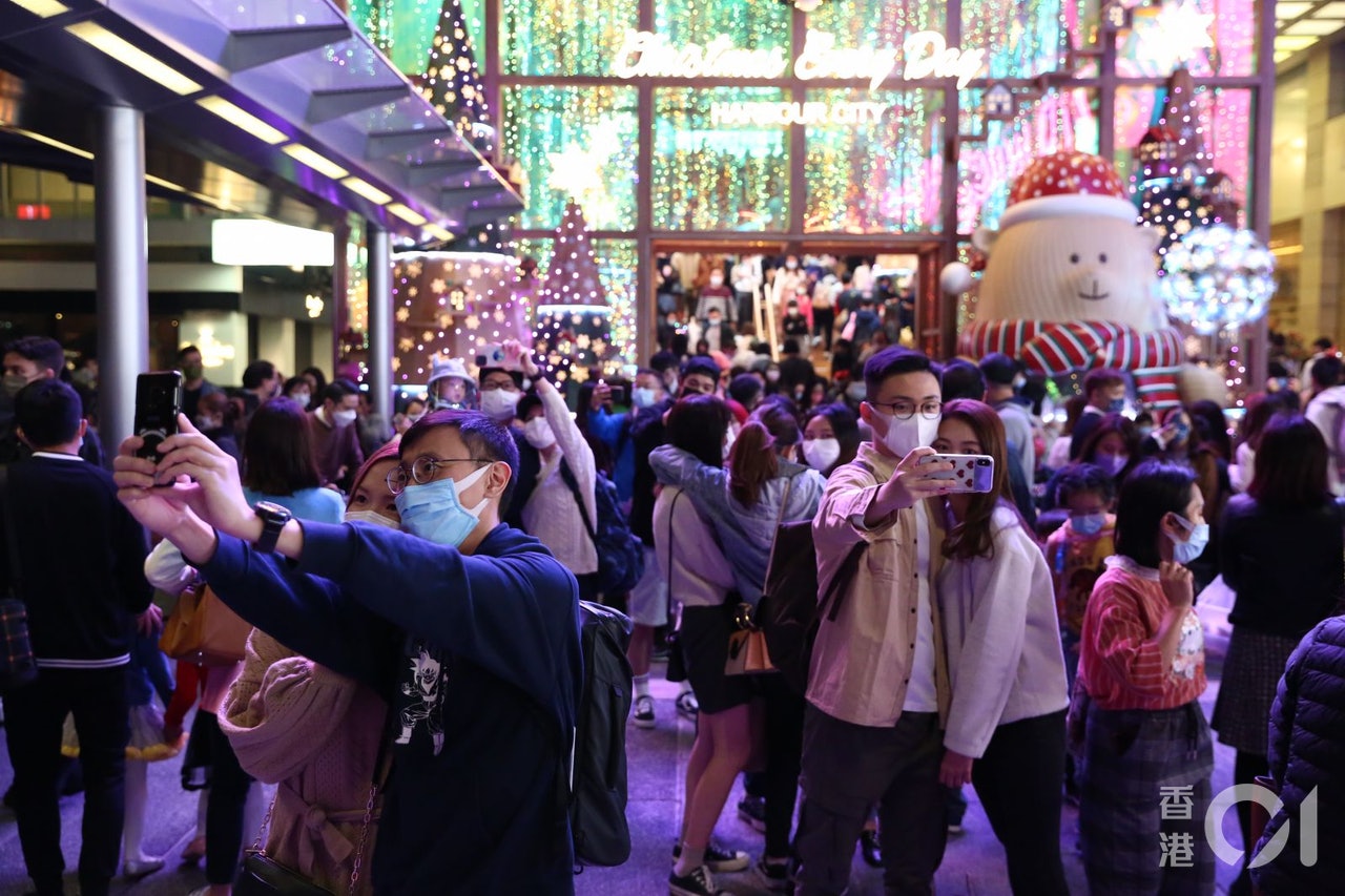 2020年12月24日,疫情下的平安夜,尖沙咀人頭湧湧。(羅國輝攝) 2020年12月24日,疫情下的平安夜,尖沙咀人頭湧湧。(羅國輝攝)