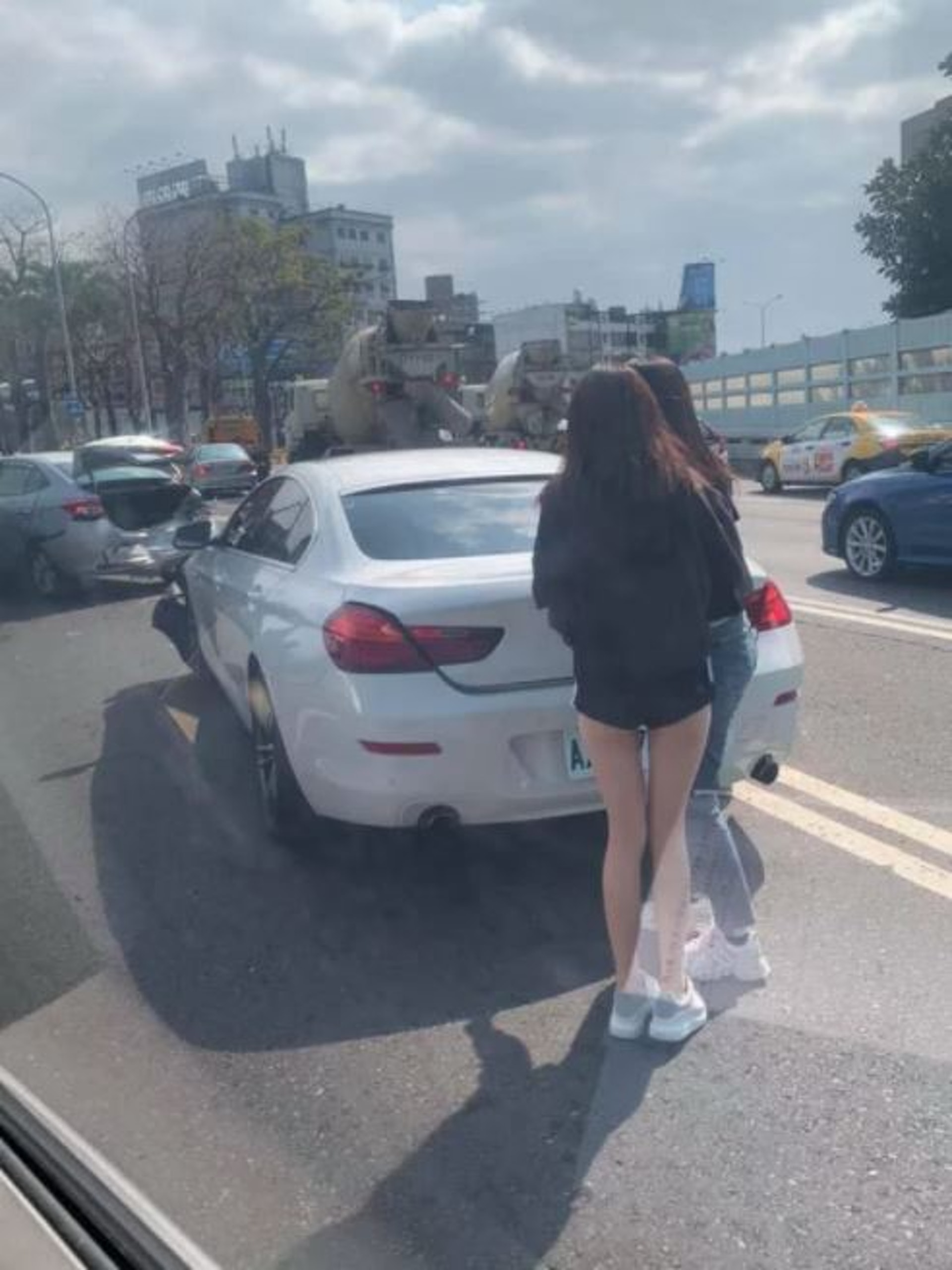 台車禍現場肇事辣妹背影太亮眼網民鼻血狂流驚呼 火氣都消了 台車禍現場肇事辣妹背影太亮眼網民鼻血狂流驚呼 火氣都消了