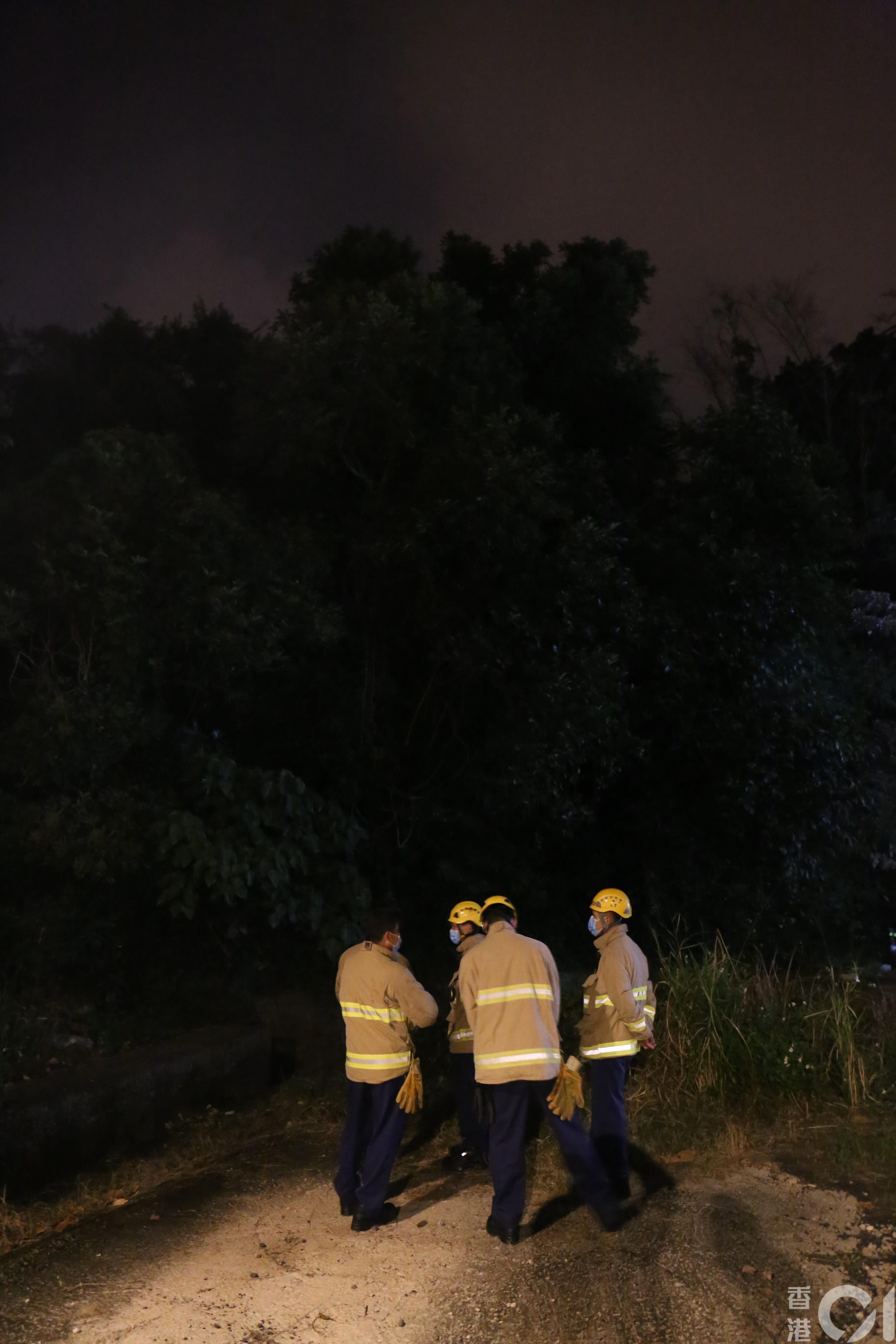 今日(26日)凌晨時份,消防在場嘗試救援。(劉定安攝) 今日(26日)凌晨時份,消防在場嘗試救援。(劉定安攝)
