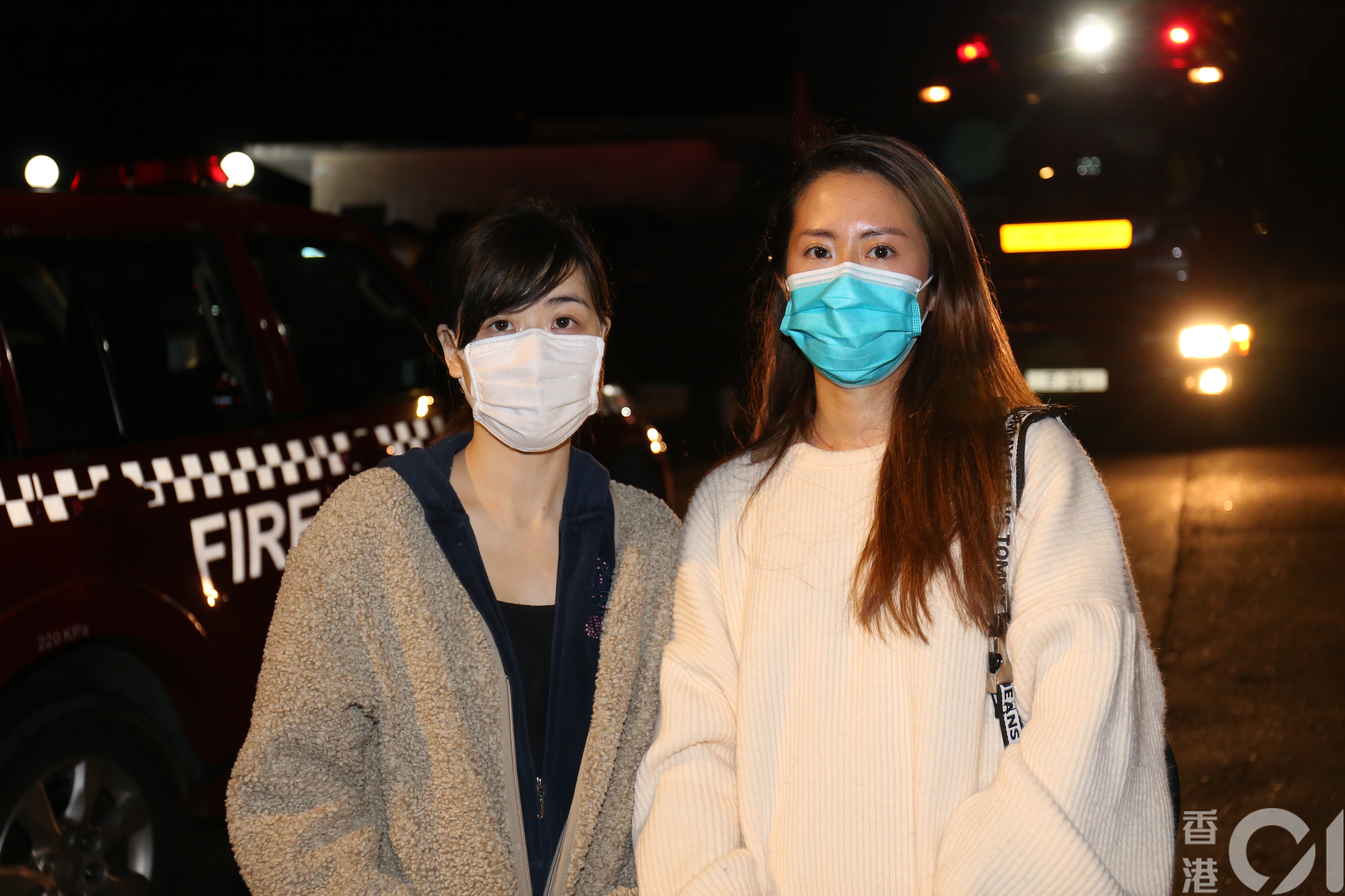 吳小姐(右)與友人李小姐(左)苦候春春一整日寸步不離。(劉定安攝) 吳小姐(右)與友人李小姐(左)苦候春春一整日寸步不離。(劉定安攝)