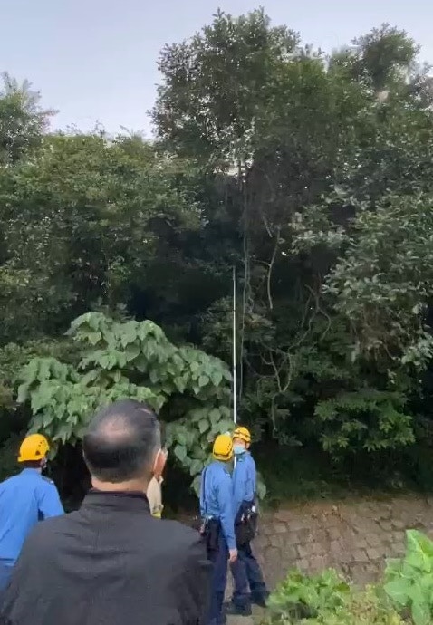 今(26日)早7時許,消防再度折返營救。(吳小姐提供影片截圖) 今(26日)早7時許,消防再度折返營救。(吳小姐提供影片截圖)
