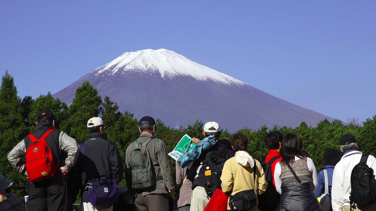 日本富士山今年沒白頭觀光客未覽美景感失望