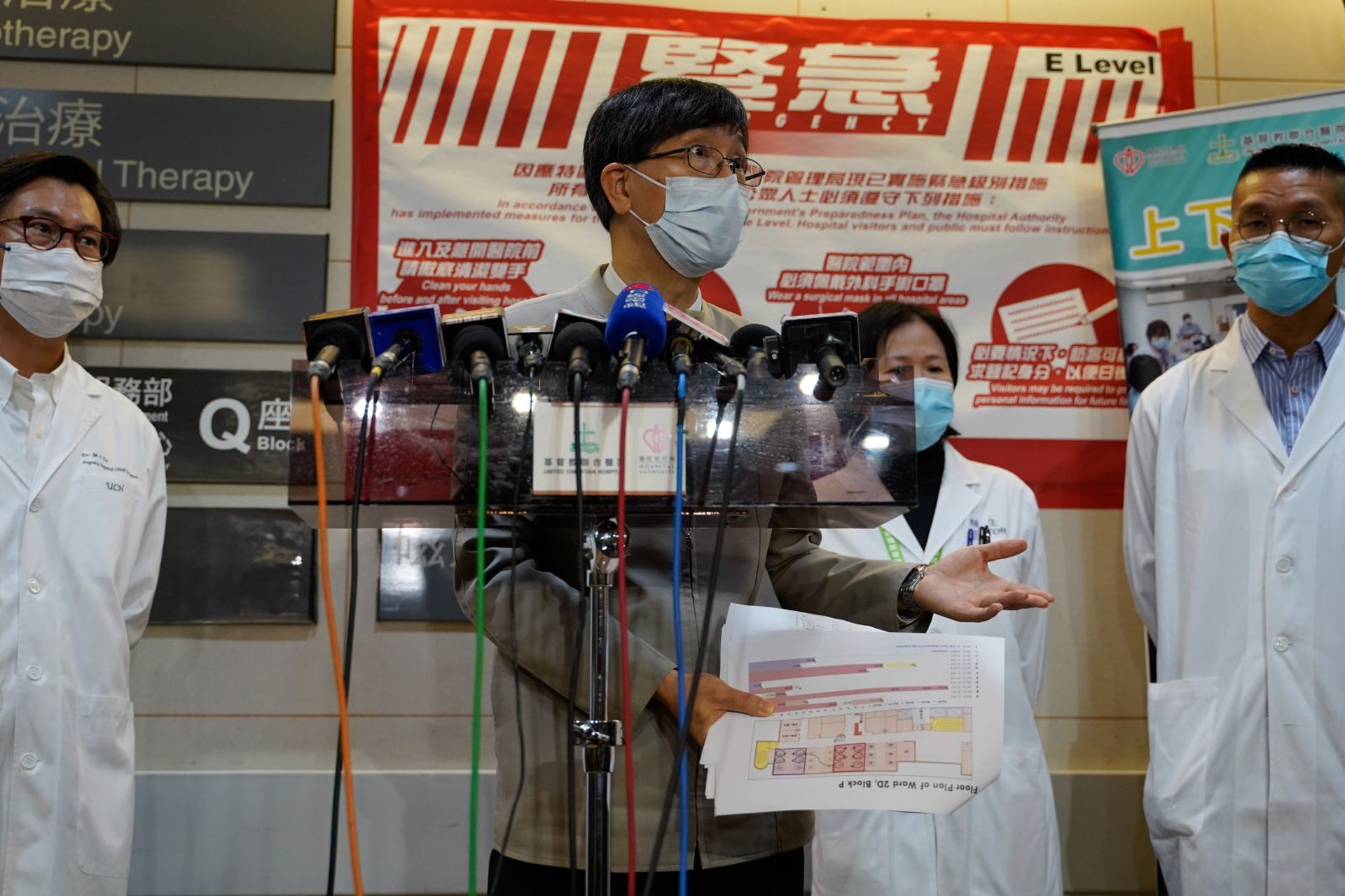 12月26日,聯合醫院小型爆發,11病人4醫護感染,袁國勇到場視察,他表示有病人曾轉病隔,感染多人,但坦言床位緊張,難以避免。(廖雁雄攝) 12月26日,聯合醫院小型爆發,11病人4醫護感染,袁國勇到場視察,他表示有病人曾轉病隔,感染多人,但坦言床位緊張,難以避免。(廖雁雄攝)