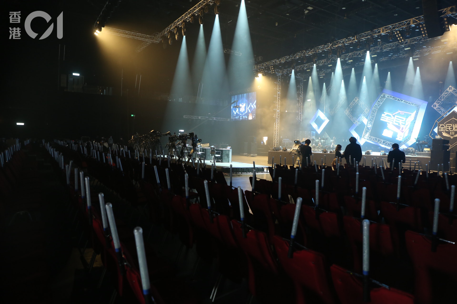 《全民造星III》總決賽場內雖然只有製作組、記者及50強與相關人士,有點空落落的感覺,但節目組亦十分有心機地在每張椅子上綁上螢光棒,製造滿場的感覺,令現場更有氣氛。(葉志明攝) 《全民造星III》總決賽場內雖然只有製作組、記者及50強與相關人士,有點空落落的感覺,但節目組亦十分有心機地在每張椅子上綁上螢光棒,製造滿場的感覺,令現場更有氣氛。(葉志明攝)