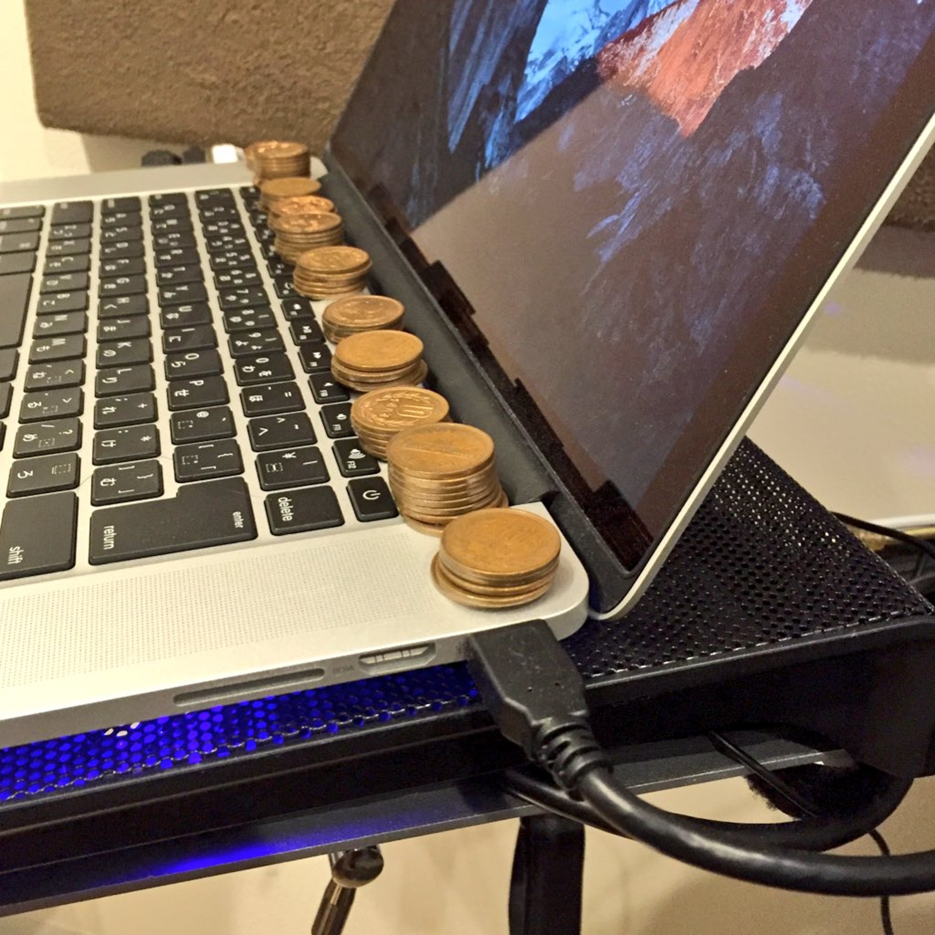 近年MacBook的散熱功能經常為人詬病,因此有日本網民研發「硬幣散熱法」,不少人實測後表示效果顯著。(twitter@akinori_suzuki) 近年MacBook的散熱功能經常為人詬病,因此有日本網民研發「硬幣散熱法」,不少人實測後表示效果顯著。(twitter@akinori_suzuki)