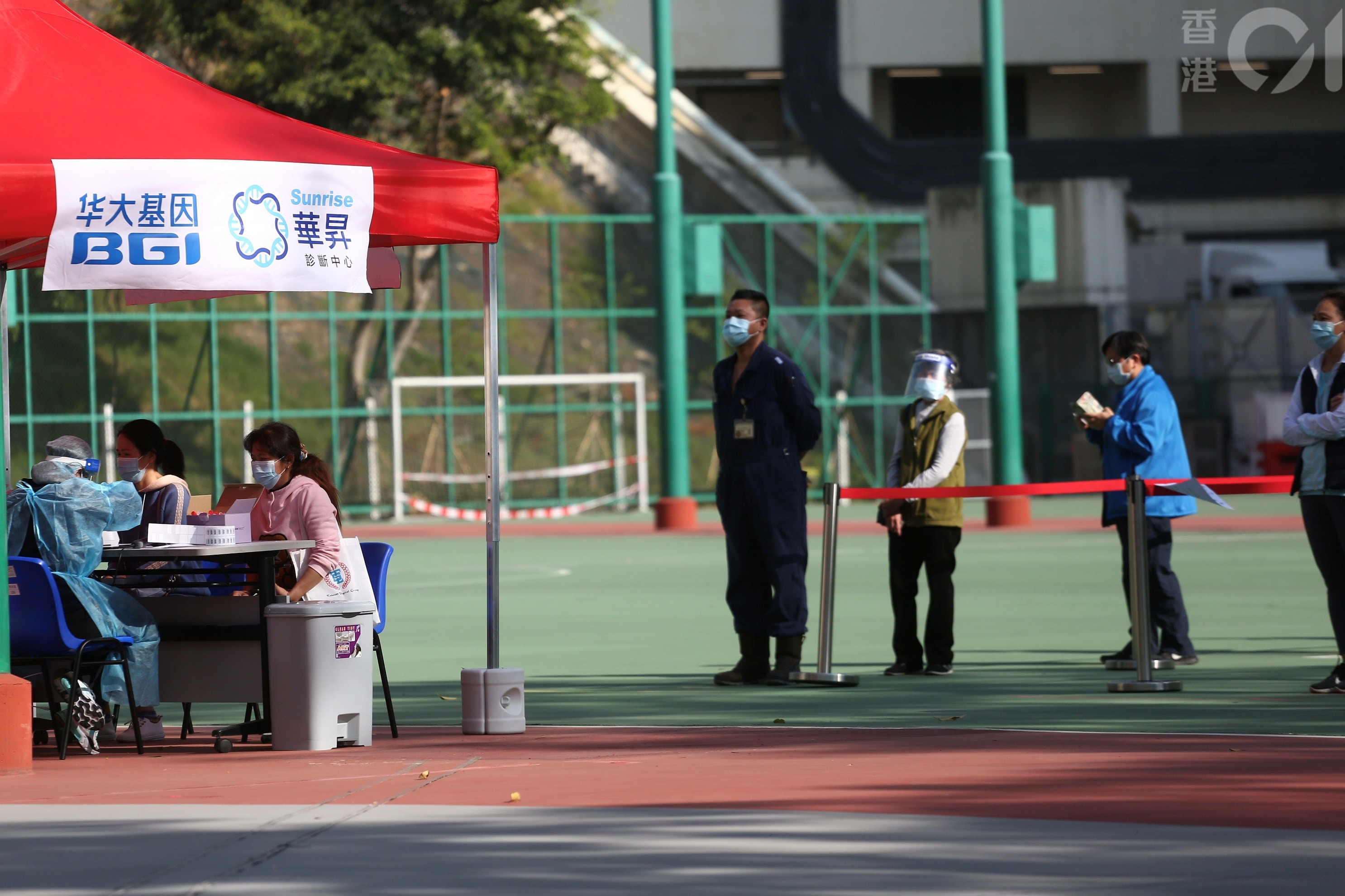 12月28日，為觀塘聯合醫院員工採樣的流動檢測站啟用，除了因曾到須強制檢測的2D病房及深切治療部人員外，也有醫院其他員工前來接受檢測。（羅國輝攝）