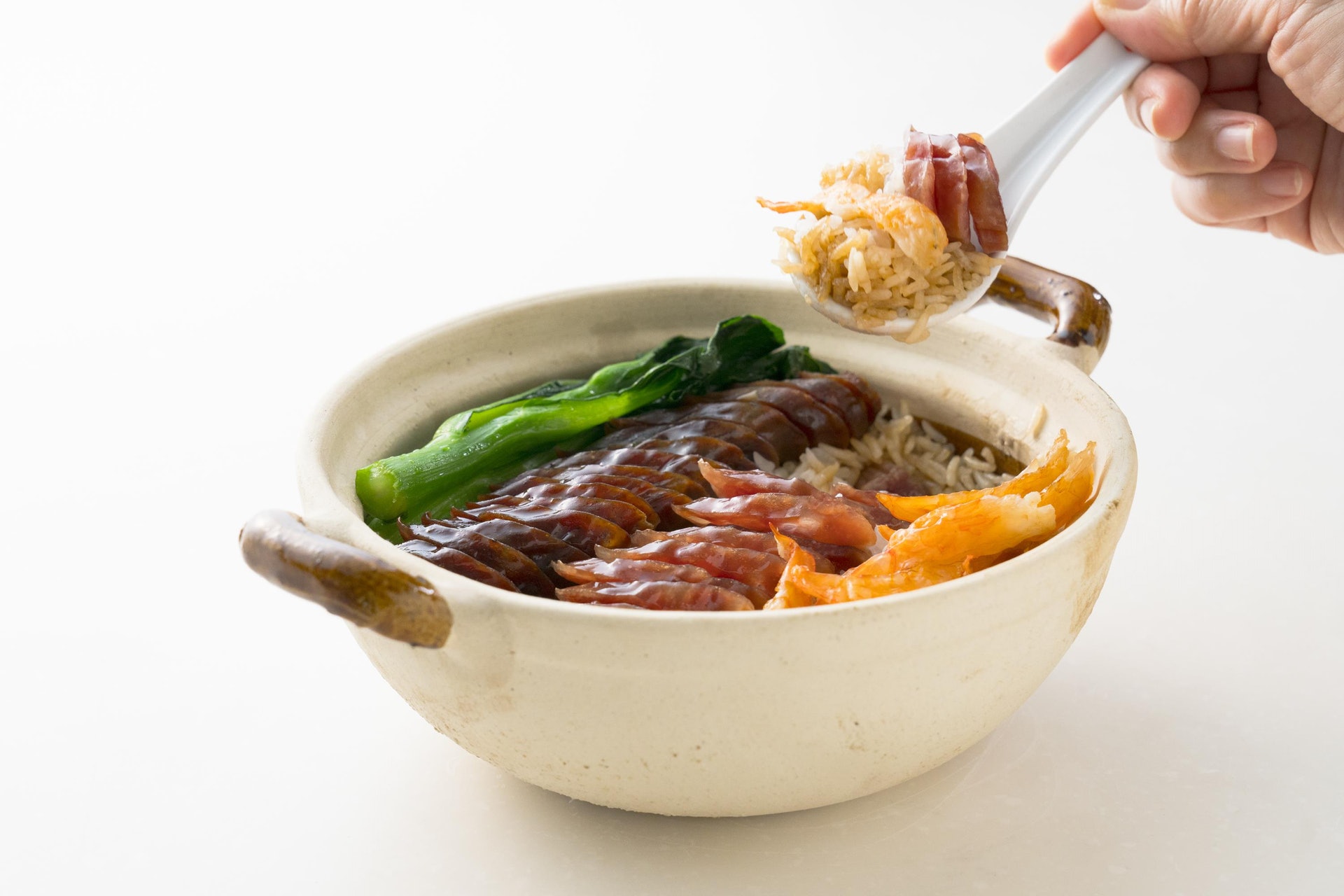 加了臘腸的煲仔飯總熱量為1315kcal,比起淨飯底 (585kcal),熱量高出約2.5倍。(資料圖片/張芷澄、馮嘉雯攝)