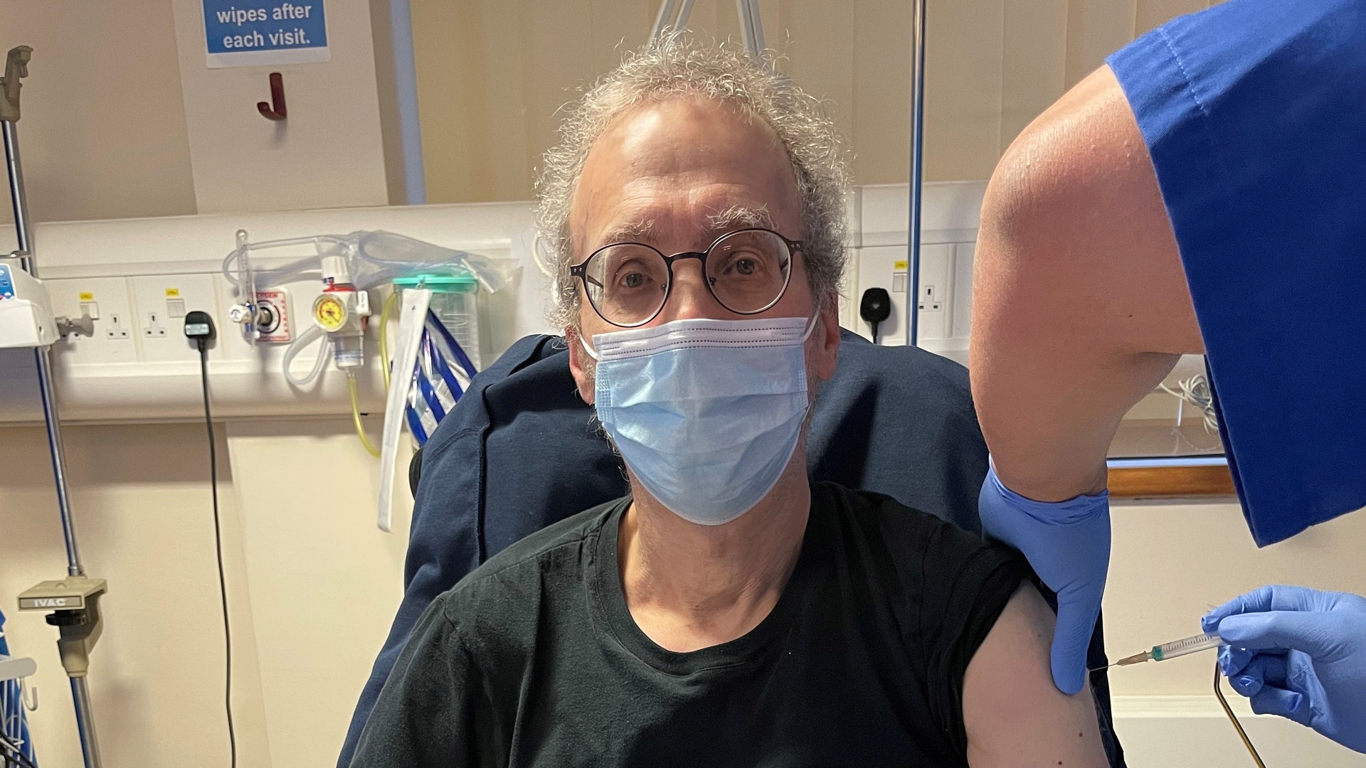 Novavax新冠肺炎疫苗:圖為10月28日,一名記者在英國倫敦參加Novavax新冠肺炎疫苗的測試。(Reuters) Novavax新冠肺炎疫苗:圖為10月28日,一名記者在英國倫敦參加Novavax新冠肺炎疫苗的測試。(Reuters)