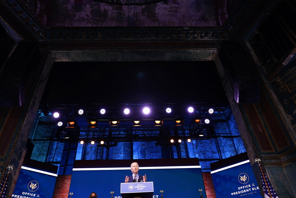 圖為美國候任總統拜登12月28日在特拉華州（Delaware）威爾明頓（Wilmington）皇后劇院（Queen theater）講話。（AP）