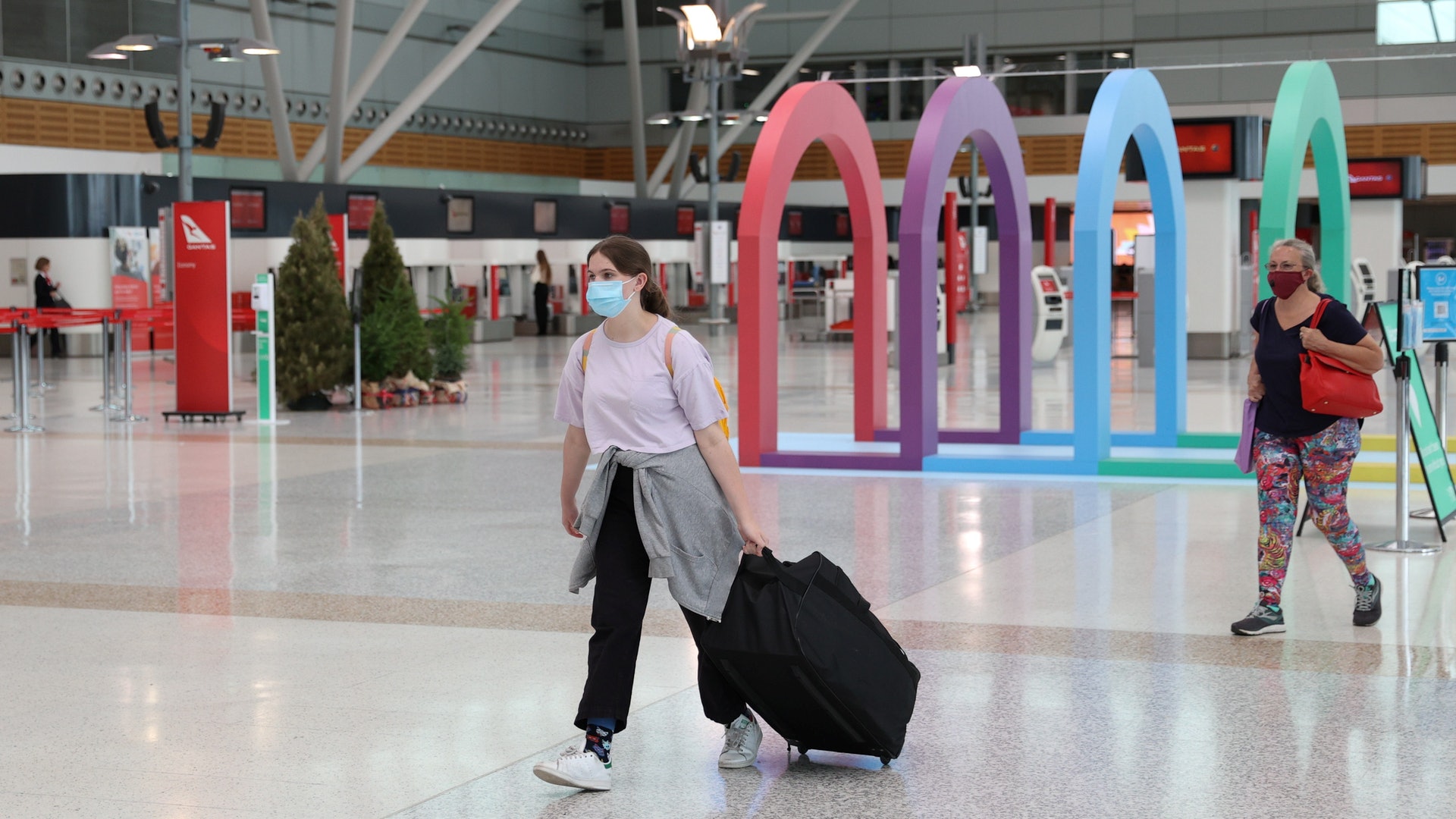 澳洲新冠肺炎疫情:圖為12月21日,悉尼機場的旅客。(Reuters) 澳洲新冠肺炎疫情:圖為12月21日,悉尼機場的旅客。(Reuters)