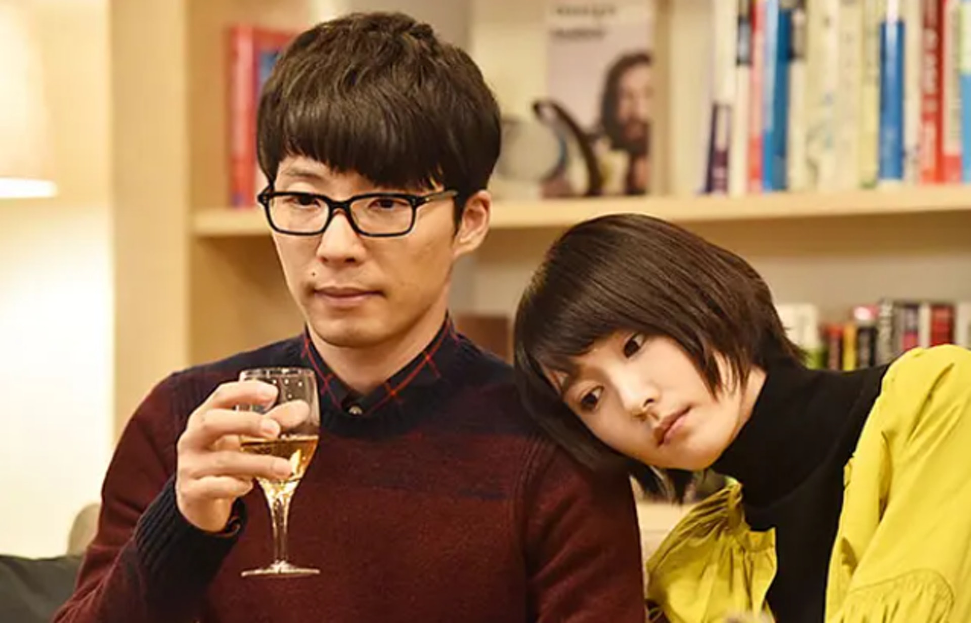 新垣結衣與星野源在《逃恥》中飾演夫妻。(劇照)