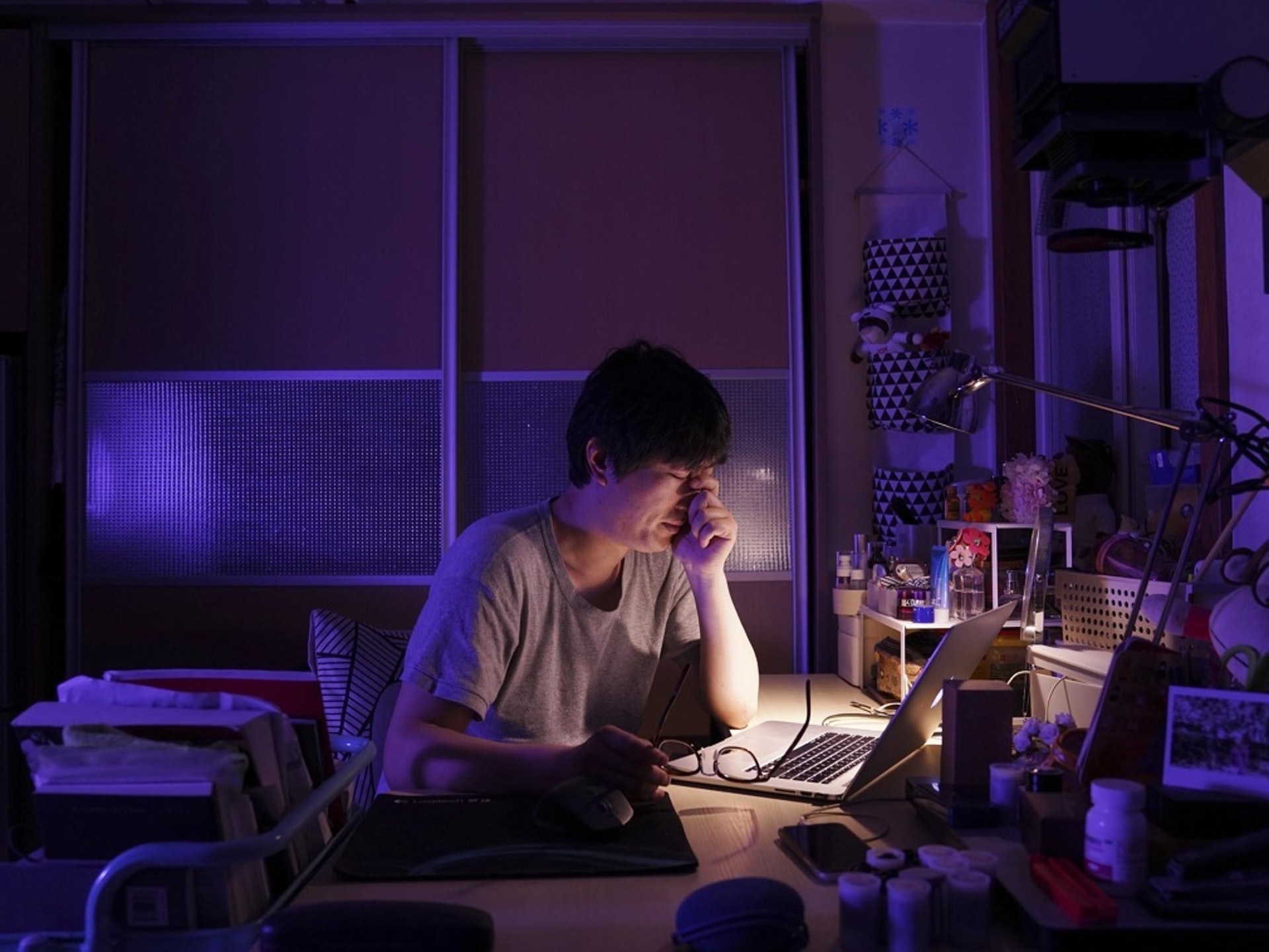 長期熬夜、操勞過度都可能會導致陰虛。(視覺中國) 長期熬夜、操勞過度都可能會導致陰虛。(視覺中國)