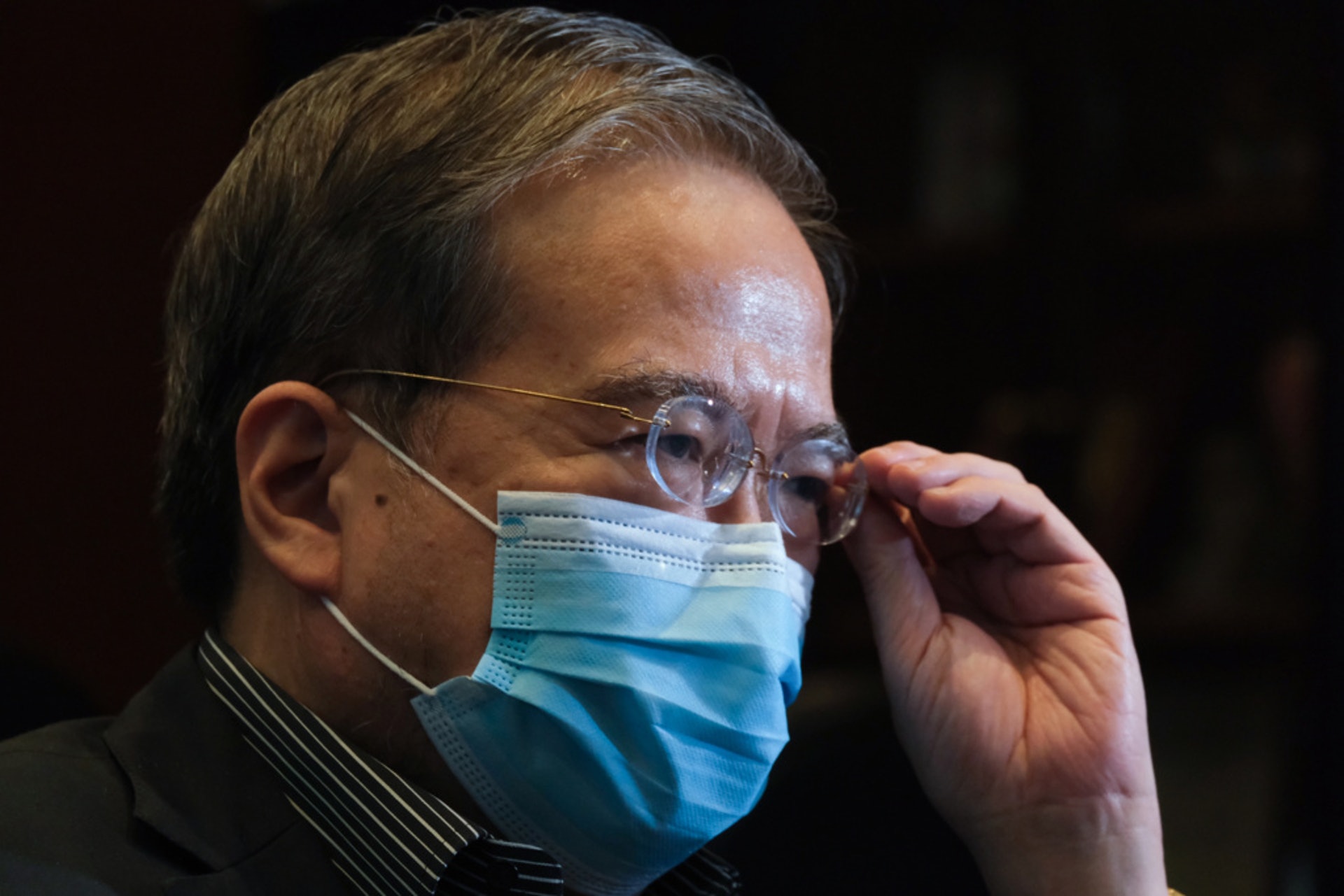 華昇診斷中心董事長胡定旭接受《香港01》專訪時反駁說,公司並非獲欽點,更稱如再做全民檢測,都可以應付。(盧翊銘攝) 華昇診斷中心董事長胡定旭接受《香港01》專訪時反駁說,公司並非獲欽點,更稱如再做全民檢測,都可以應付。(盧翊銘攝)