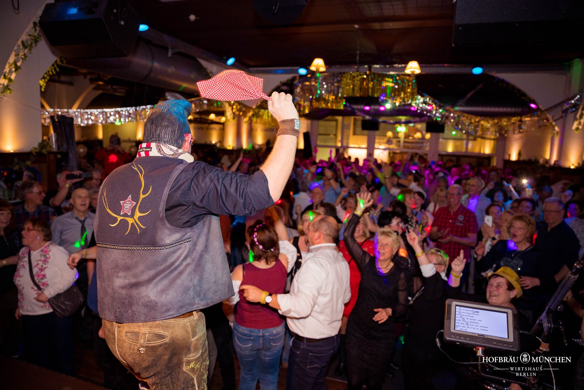 圖為餐廳Hofbräu Berlin 2020年1月2日在Facebook發布的圖片，顯示店內人山人海。（Facebook@Hofbräu Berlin）