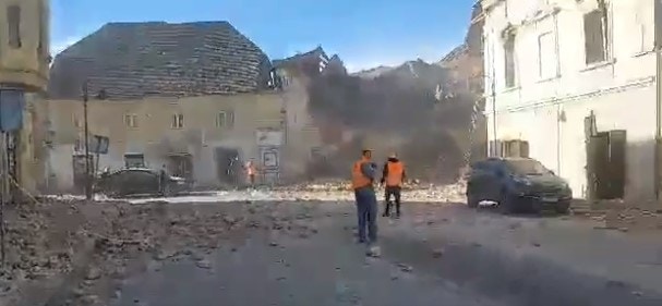 圖為12月29日克羅地亞紅十字會的工作人員在該國中部小鎮彼得里尼亞（Petrinja）進行視察時拍攝的影片。當地同日發生6.3級地震，從影片截圖可見，當地遍地瓦礫。（克羅地亞紅十字會影片截圖）