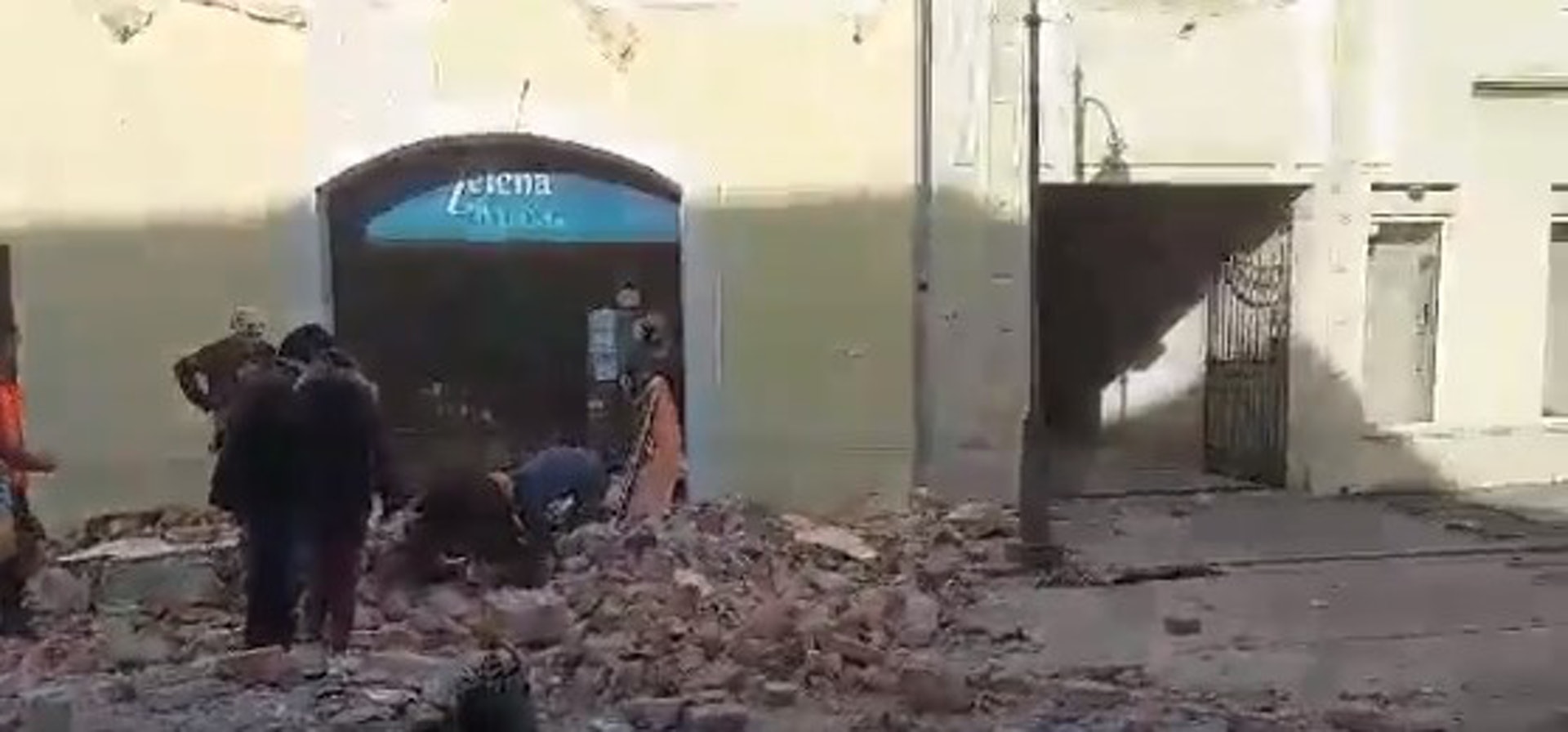 圖為12月29日克羅地亞紅十字會的工作人員在該國中部小鎮彼得里尼亞(Petrinja)進行視察時拍攝的影片。當地同日發生6.3級地震。(克羅地亞紅十字會影片截圖)