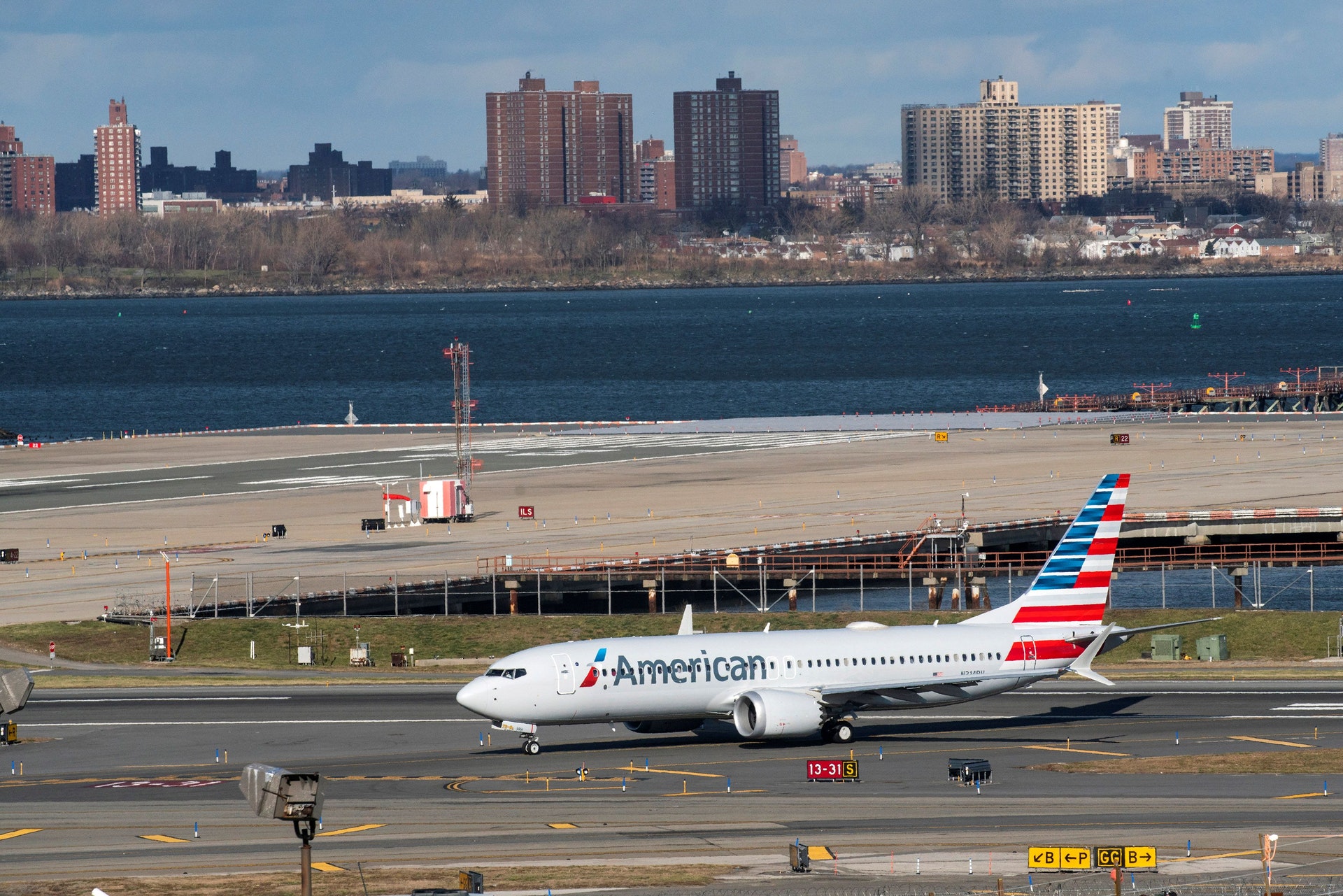 該班美國航空(American Airlines)航班編號為718的客機2020年12月29日降落在紐約拉瓜迪亞機場(Reuters) 該班美國航空(American Airlines)航班編號為718的客機2020年12月29日降落在紐約拉瓜迪亞機場(Reuters)