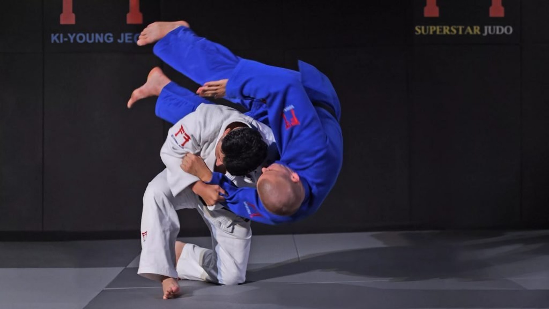 柔道名技︰背負投。(圖片擷取自︰https://bit.ly/2JuZwmr) 柔道名技︰背負投。(圖片擷取自︰https://bit.ly/2JuZwmr)