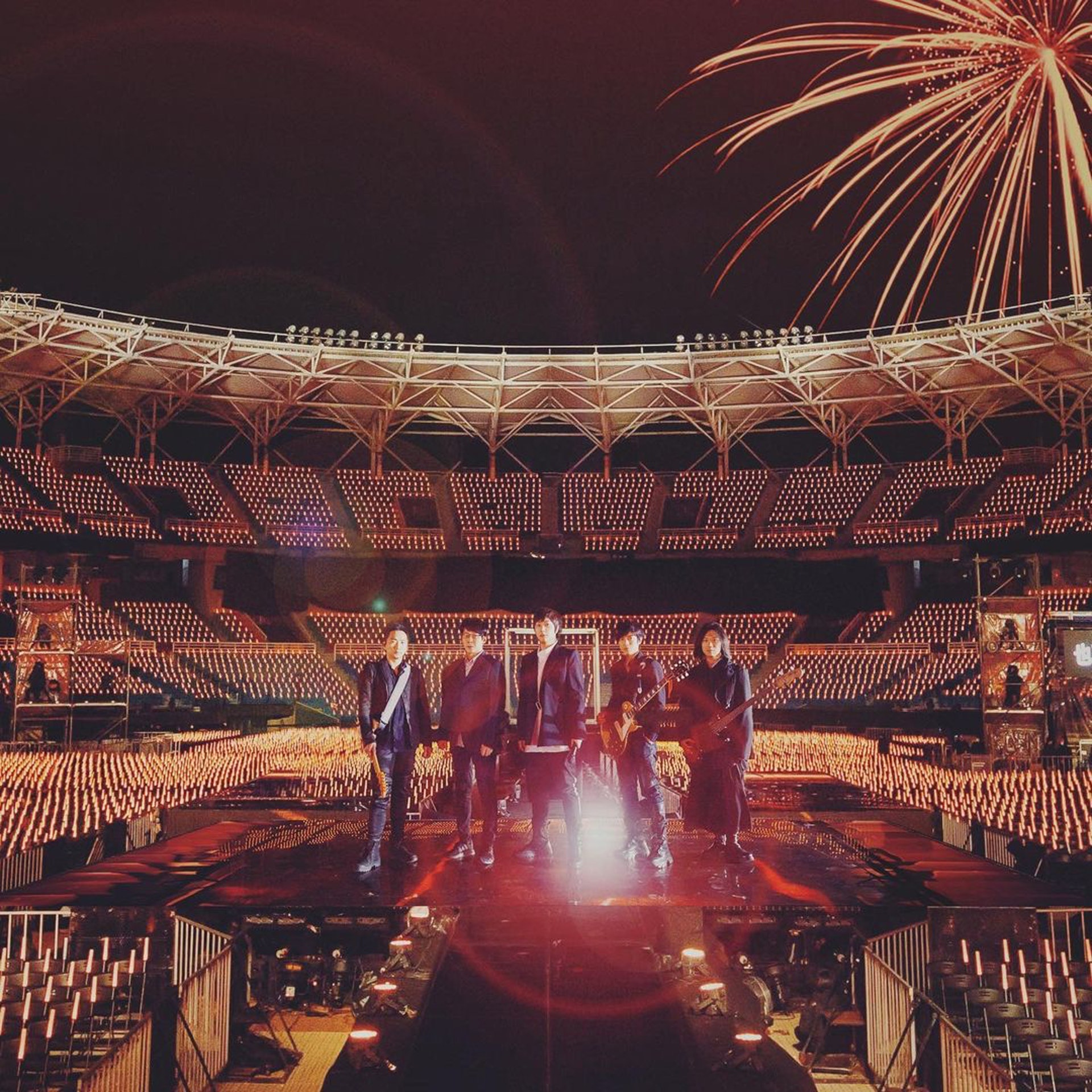 五月天跨年夜(12月31日)當晚11點15分起將獻上《好好好想見到你》跨年演唱會線上特別版。(IG:@ashin_ig)