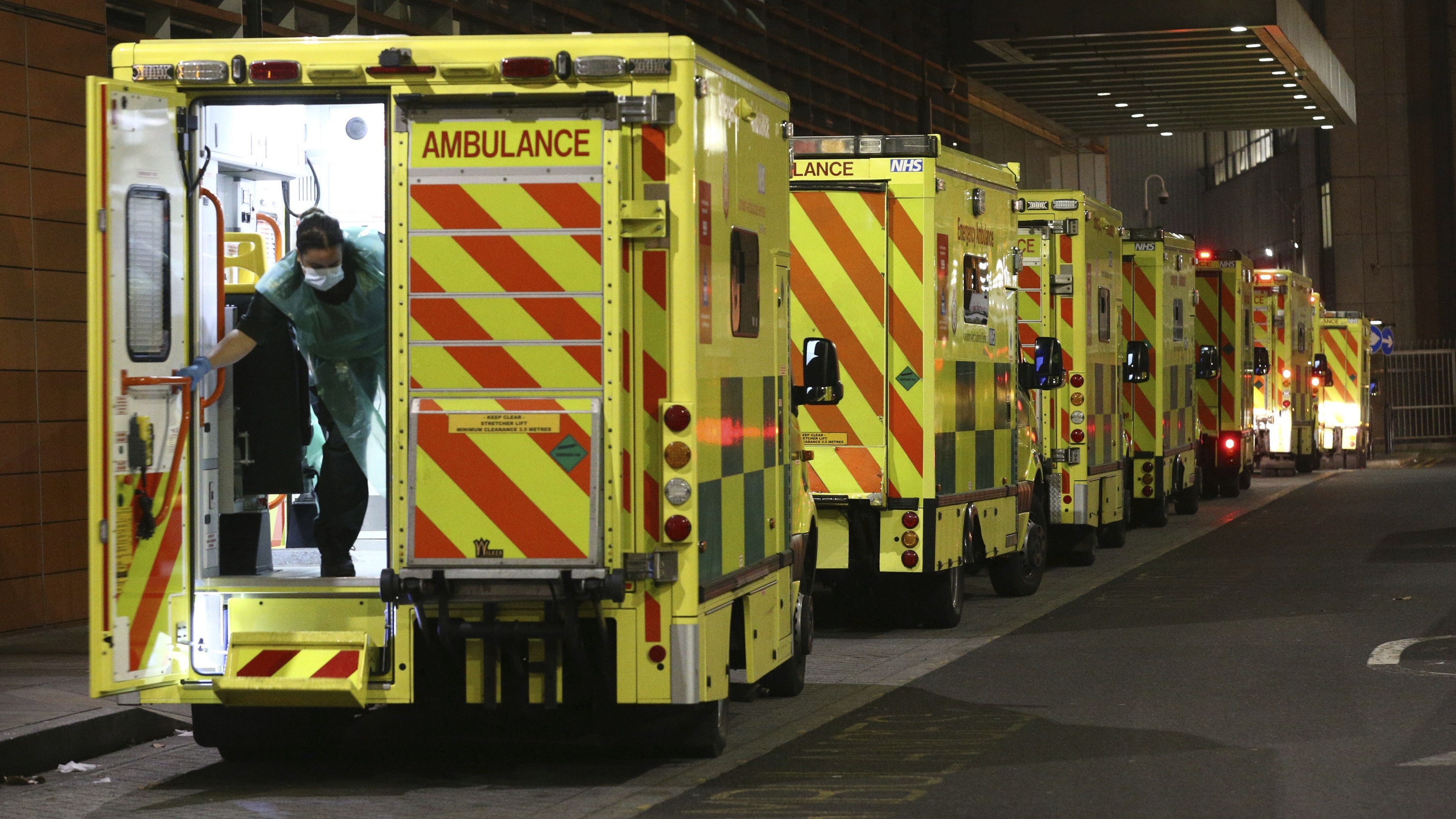 英國新冠肺炎疫情：圖為12月29日，倫敦一間醫院外的救護車。（AP）