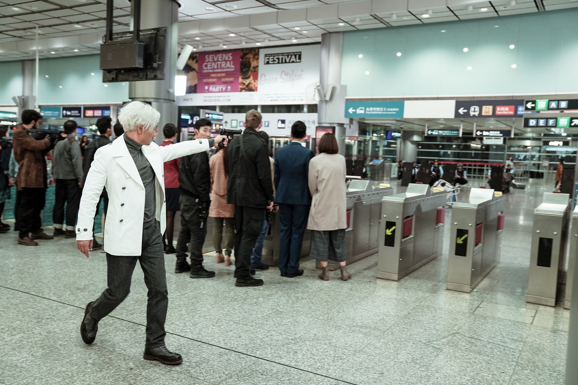 拍攝只能每日凌晨1點到4點進行,非常緊逼。(《拆彈專家2》劇照) 拍攝只能每日凌晨1點到4點進行,非常緊逼。(《拆彈專家2》劇照)