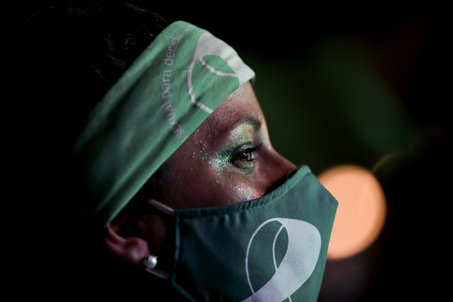 圖為2020年12月30日,阿根廷布宜諾斯艾利斯有墮胎權社運人士於國會外面觀看辯論直播。(美聯社) 圖為2020年12月30日,阿根廷布宜諾斯艾利斯有墮胎權社運人士於國會外面觀看辯論直播。(美聯社)