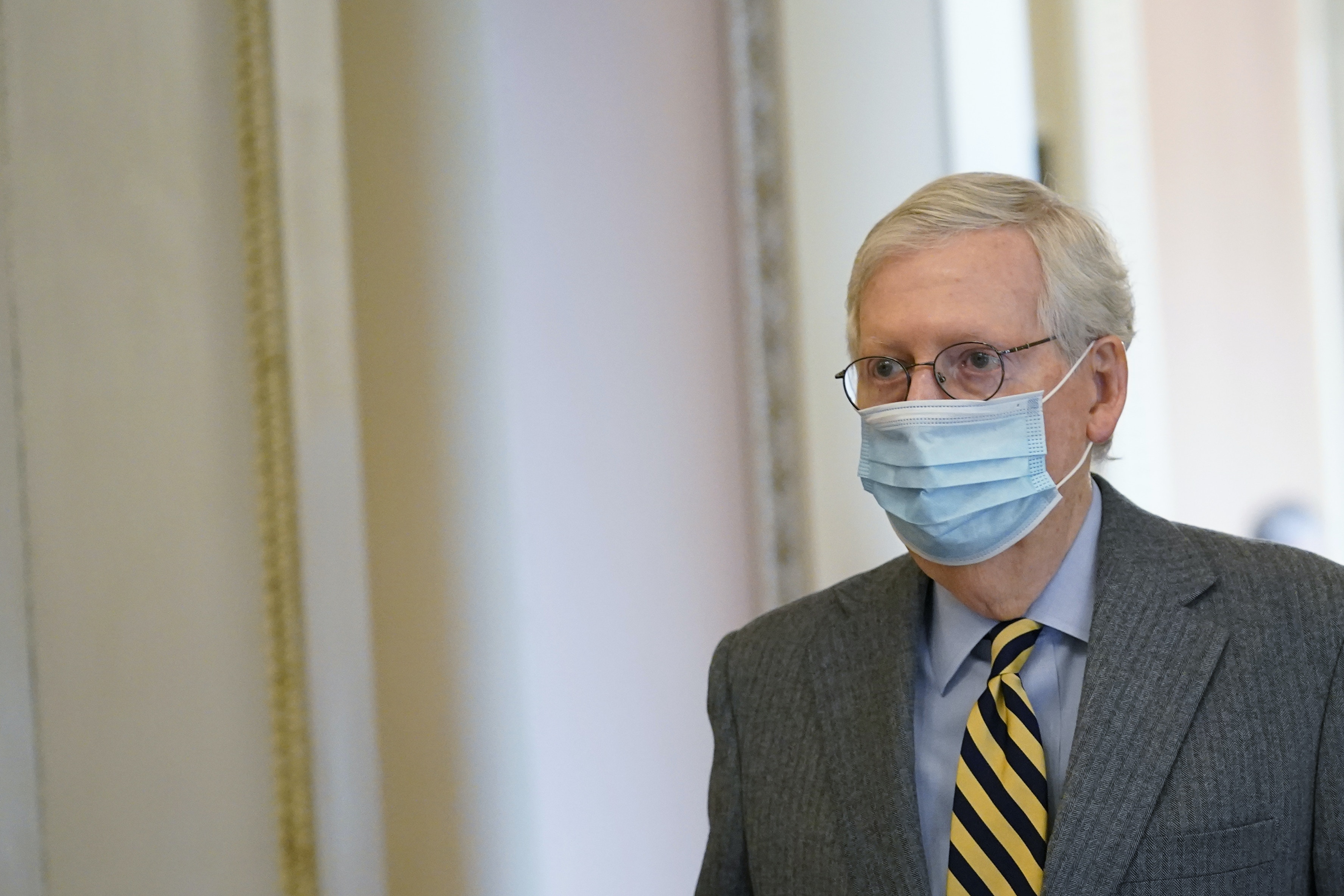 圖為2020年12月30日，參議院多數黨領袖麥康奈爾於國會山莊前往參議院議事廳。（美聯社）