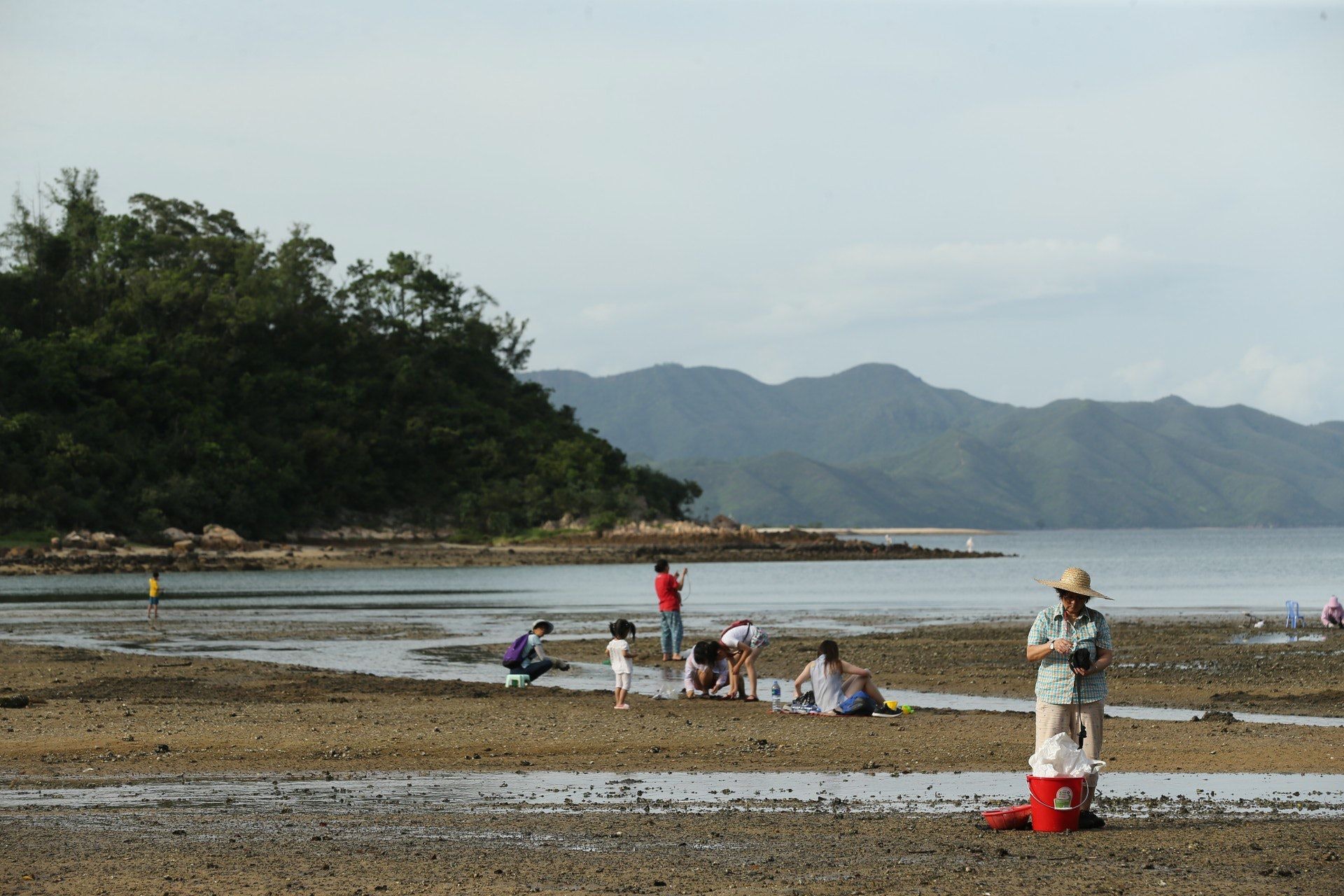 泓碧附近為白石哥爾夫球場，鄰近海星灣及沙灘，算是三邊環海。（資料圖片）