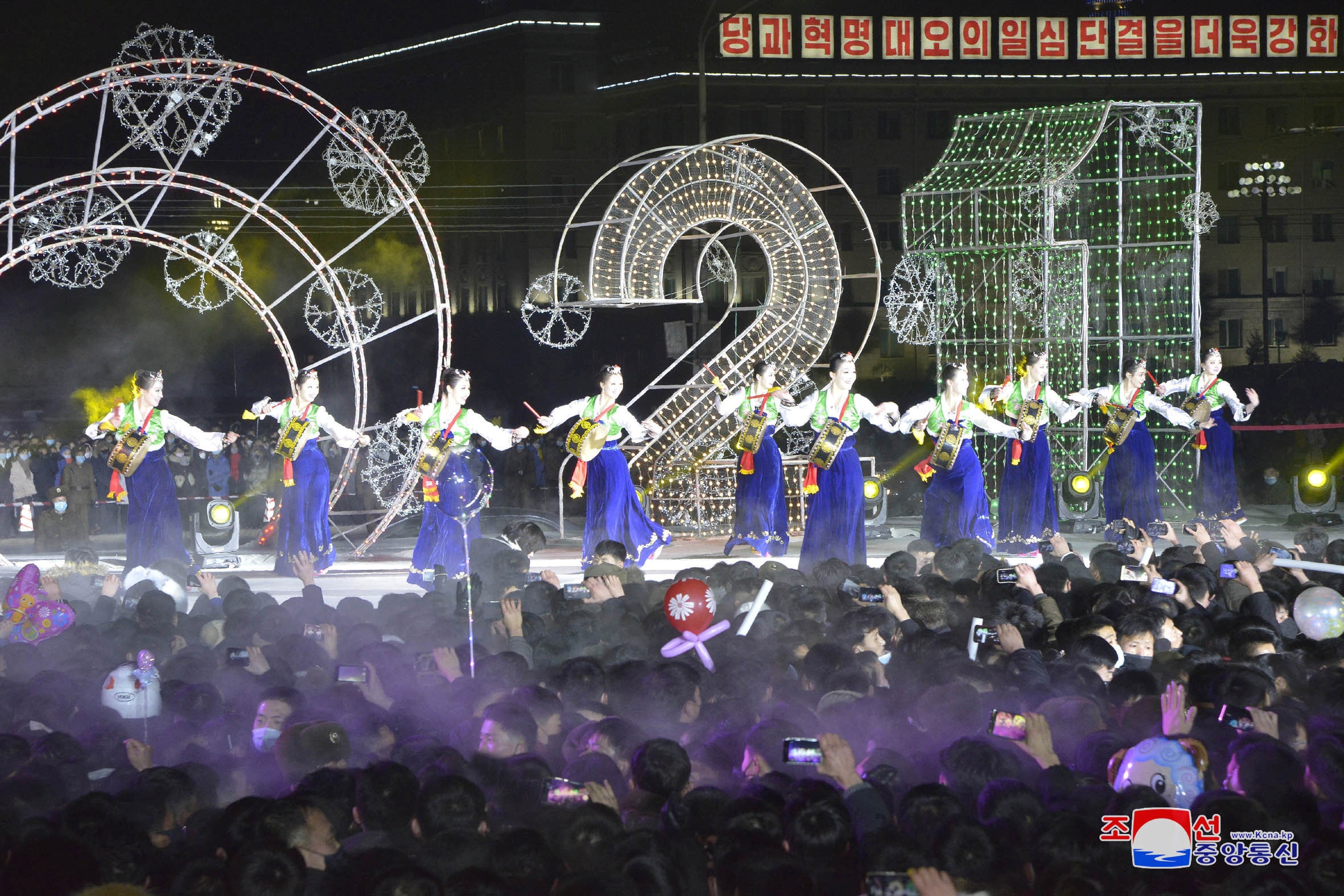 圖為2021年1月1日，朝鮮平壤舉行跨年活動，慶祝新年。（路透社）