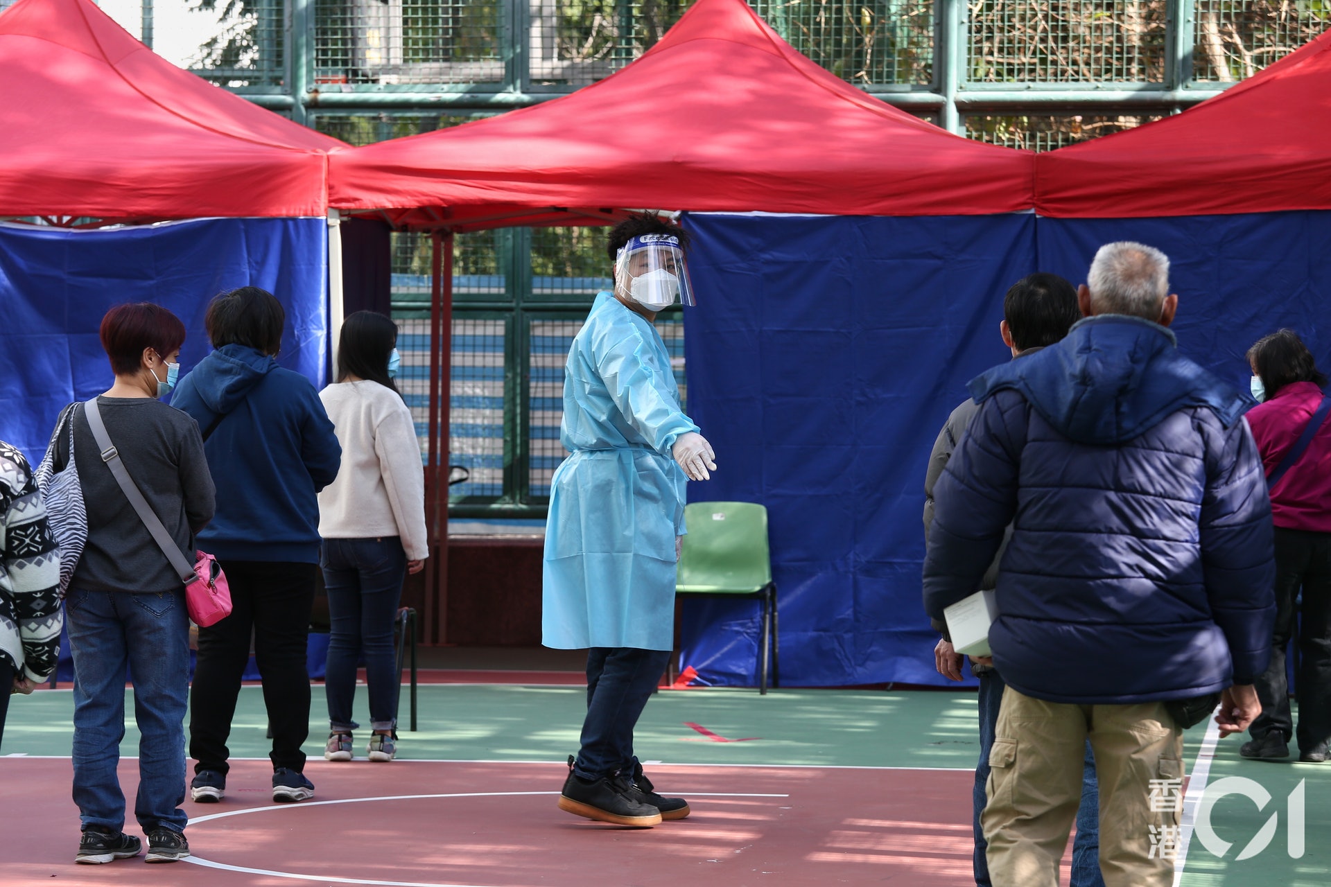富昌邨富韻樓臨時採樣站採樣情況。(張浩維攝) 富昌邨富韻樓臨時採樣站採樣情況。(張浩維攝)